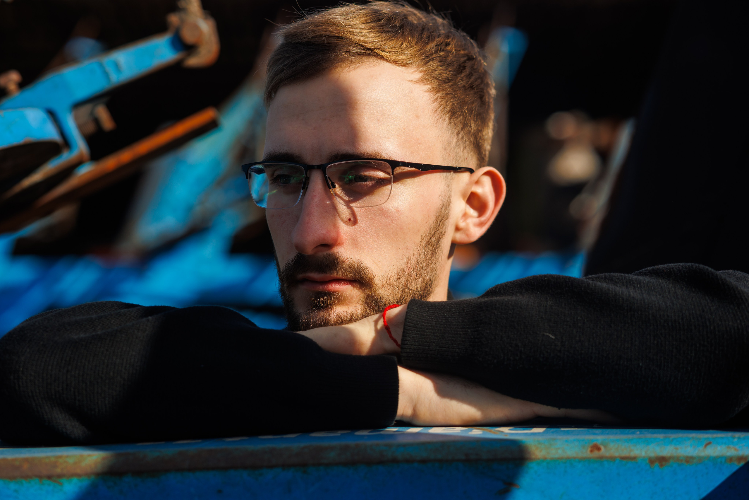 Крупный план, мужчина у синей сельхозтехники, жёсткий боковой свет, Тавда, Илья Антропов