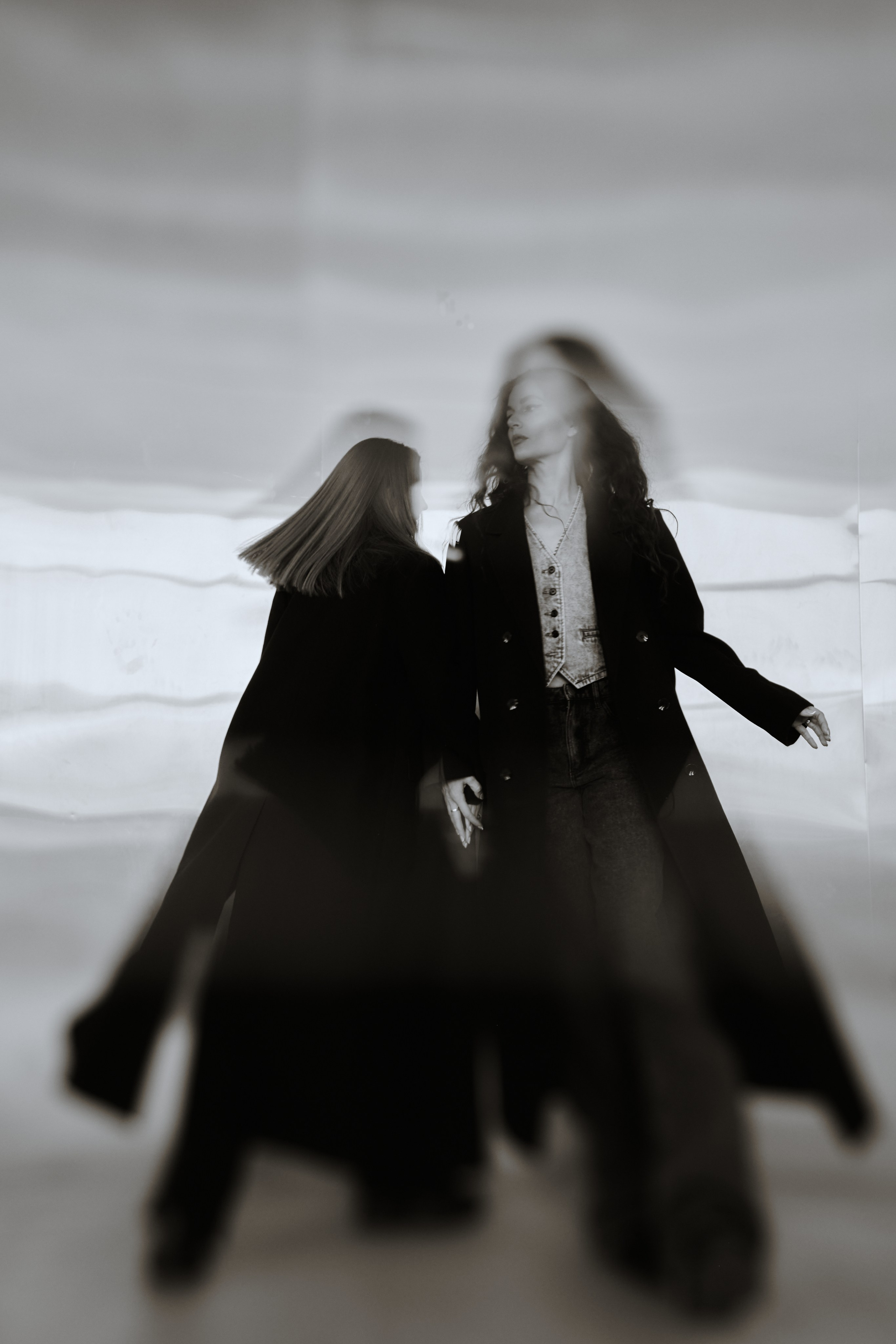 Две девушки стоят на фоне металлической стены в движении. Виктория Брызгалова и Анна Пижонкова