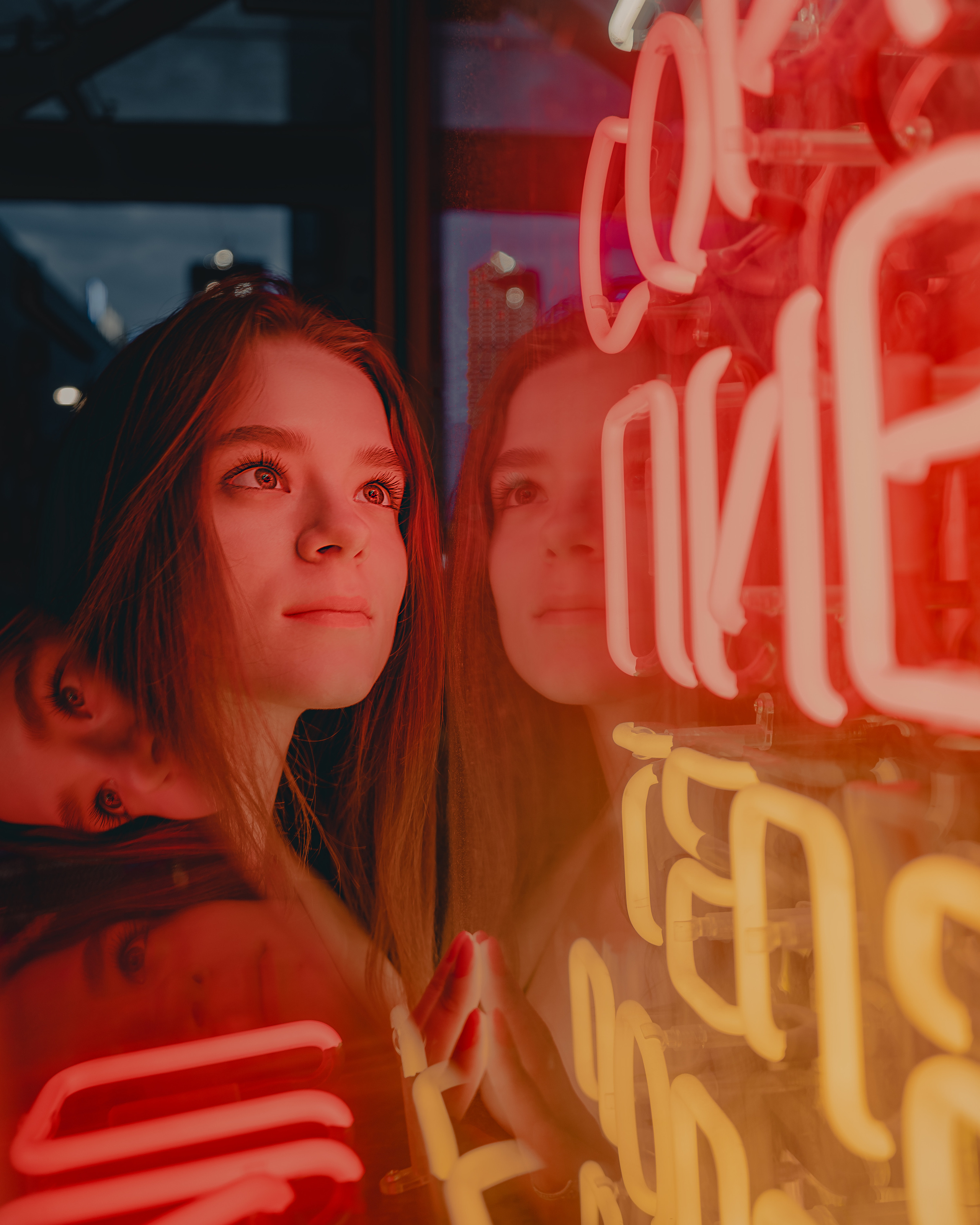 Неоновая фотография с девушкой 