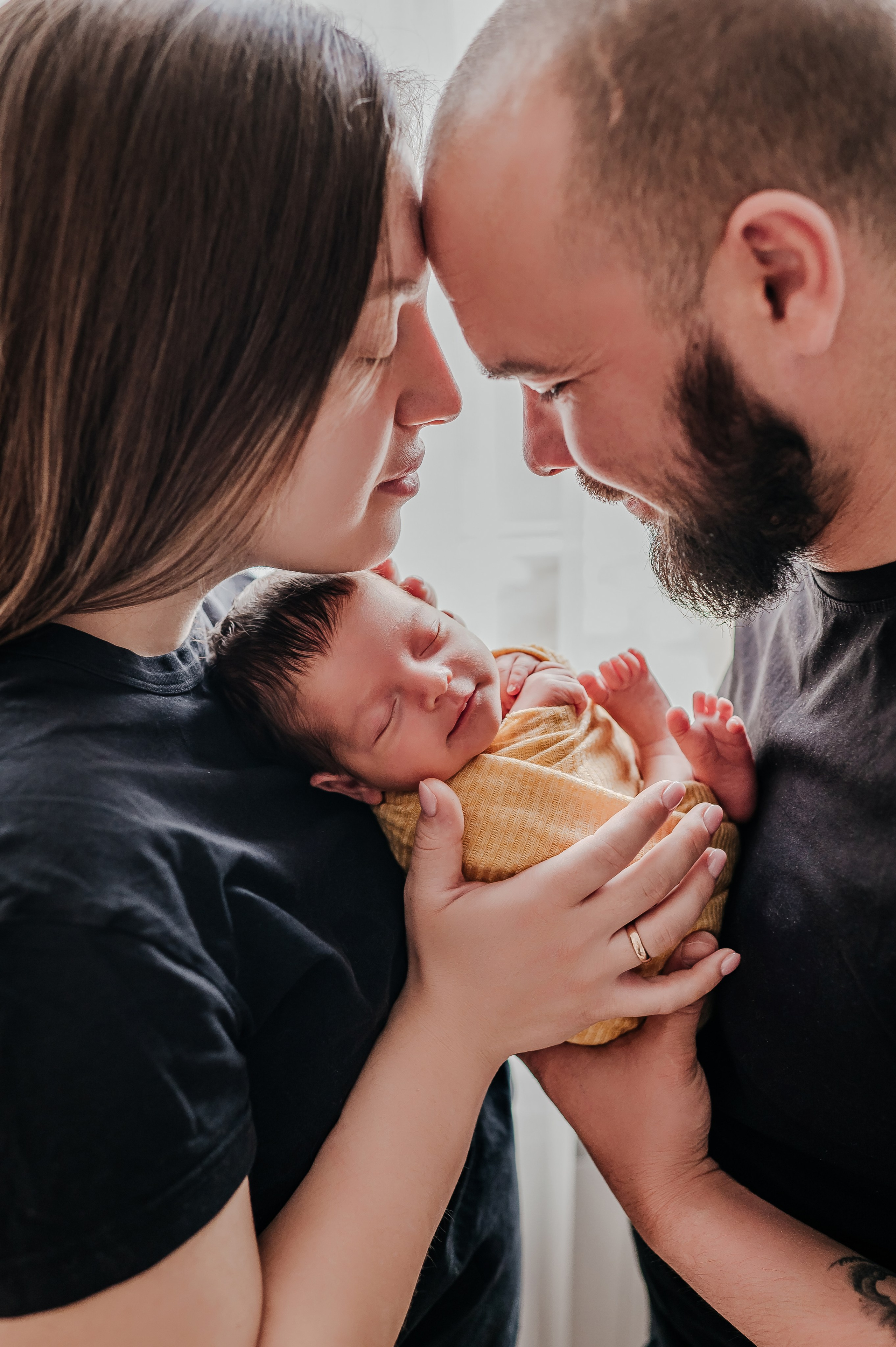 Родители держат новорожденного малыша на руках