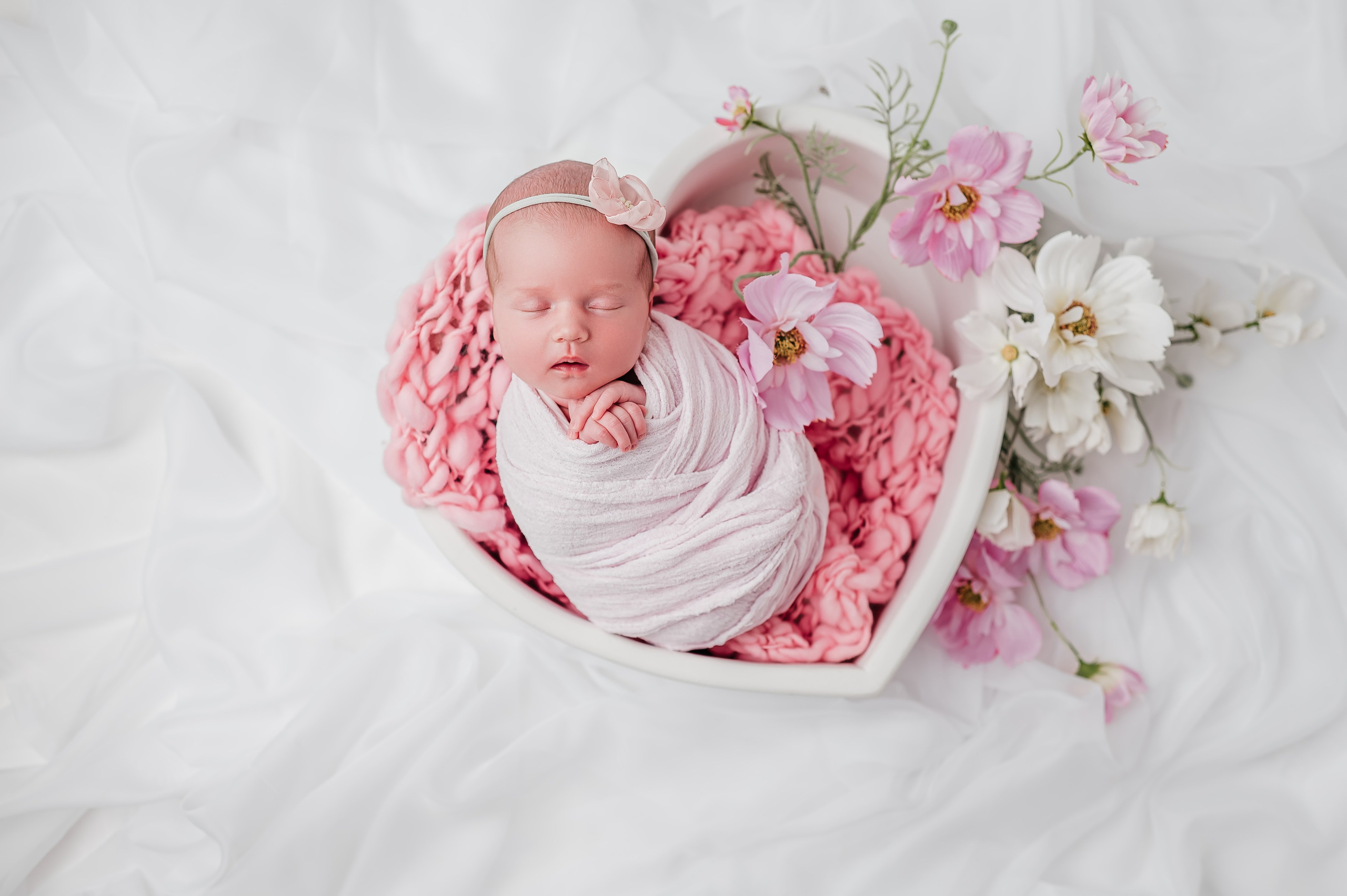 Новорожденный в сердечке с цветами