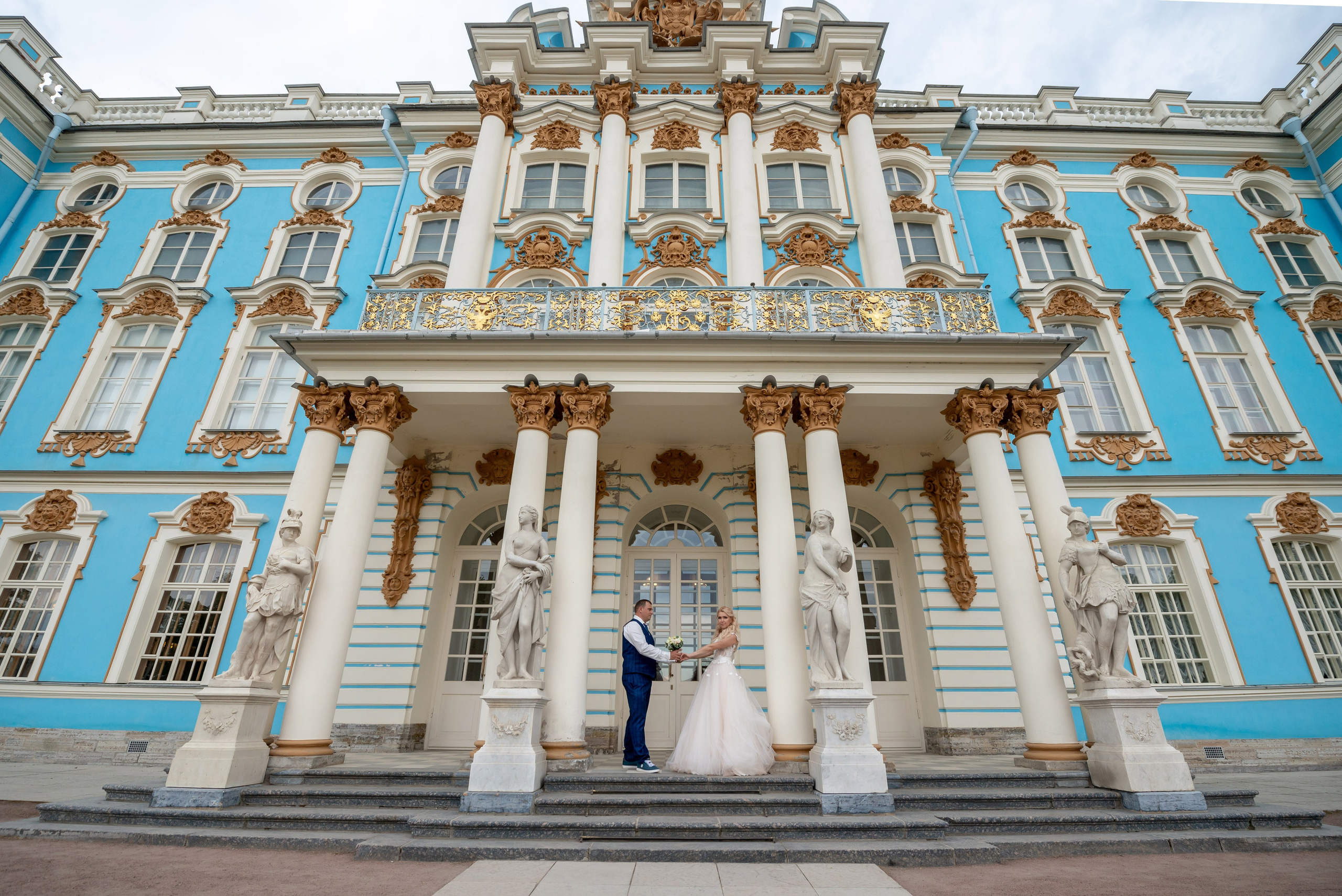 Евгения (фотосессия с малиновым chevrolet camaro, в сирени в Пушкине в Екатерининском парке). Портретный, семейный и свадебный фотограф в Санкт-Петербурге и в Пушкине Ширяев Денис