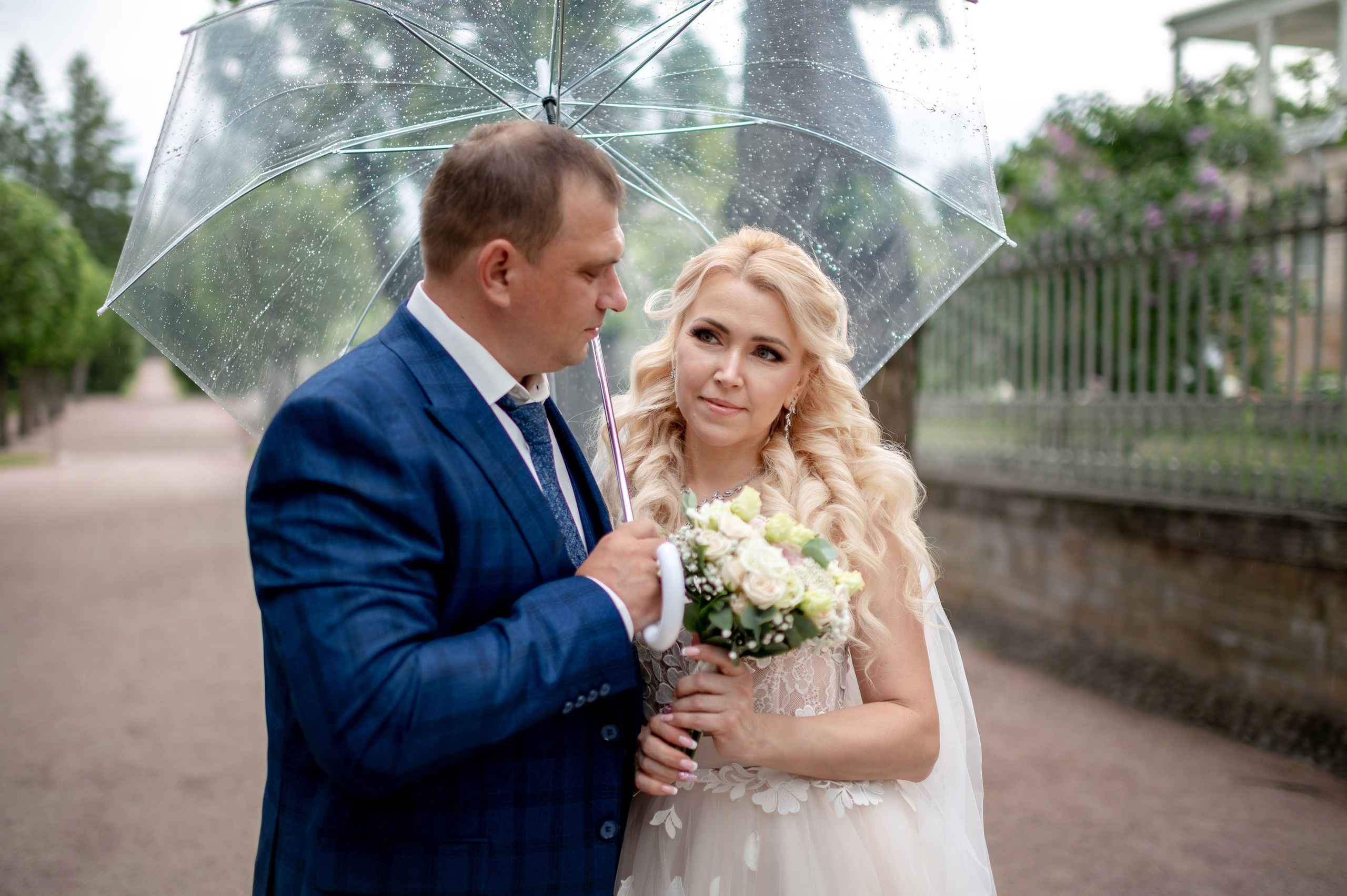 Евгения (фотосессия с малиновым chevrolet camaro, в сирени в Пушкине в Екатерининском парке). Портретный, семейный и свадебный фотограф в Санкт-Петербурге и в Пушкине Ширяев Денис