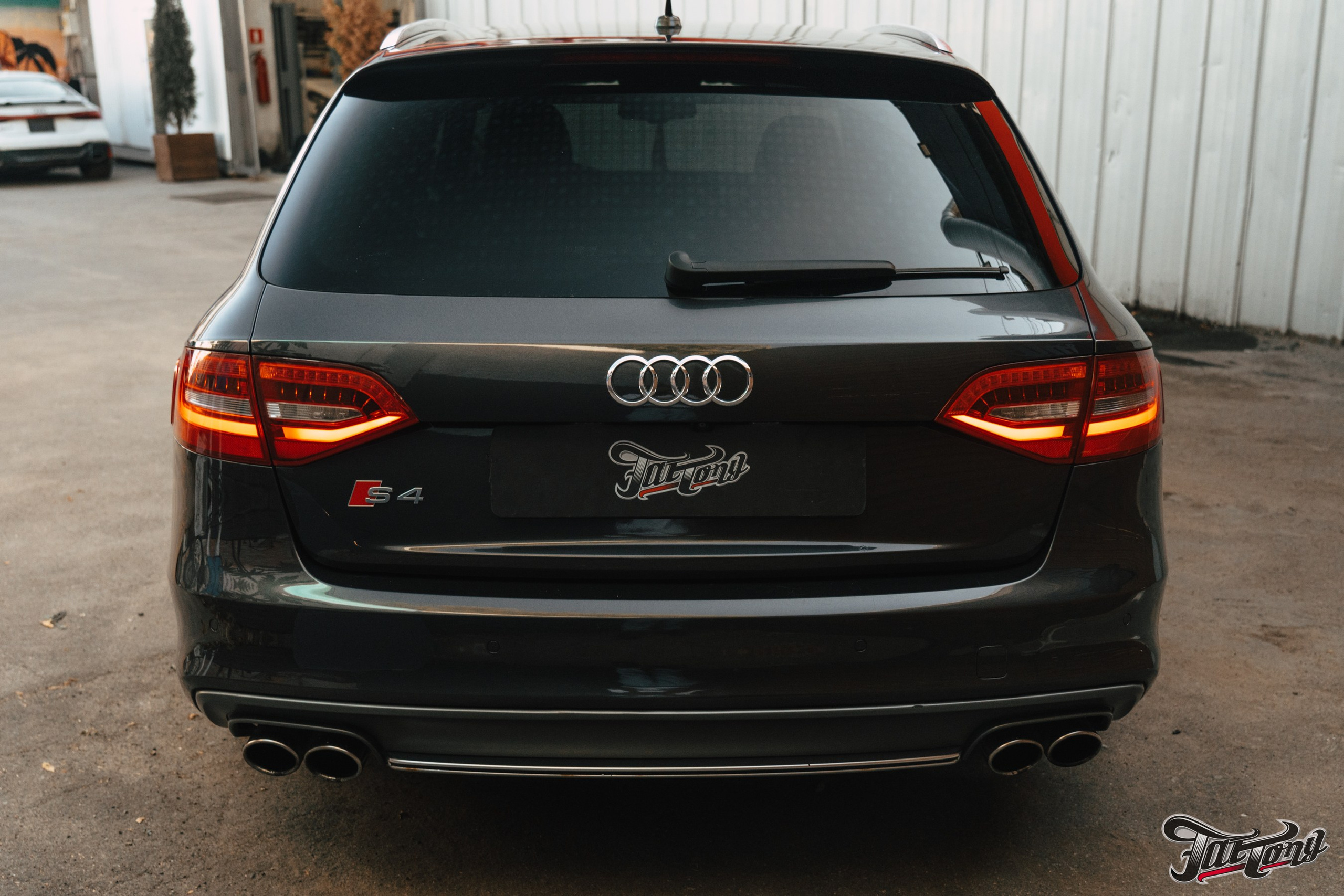 Audi S4 полный окрас кузова, кузовные работы и антихром. DeLorein