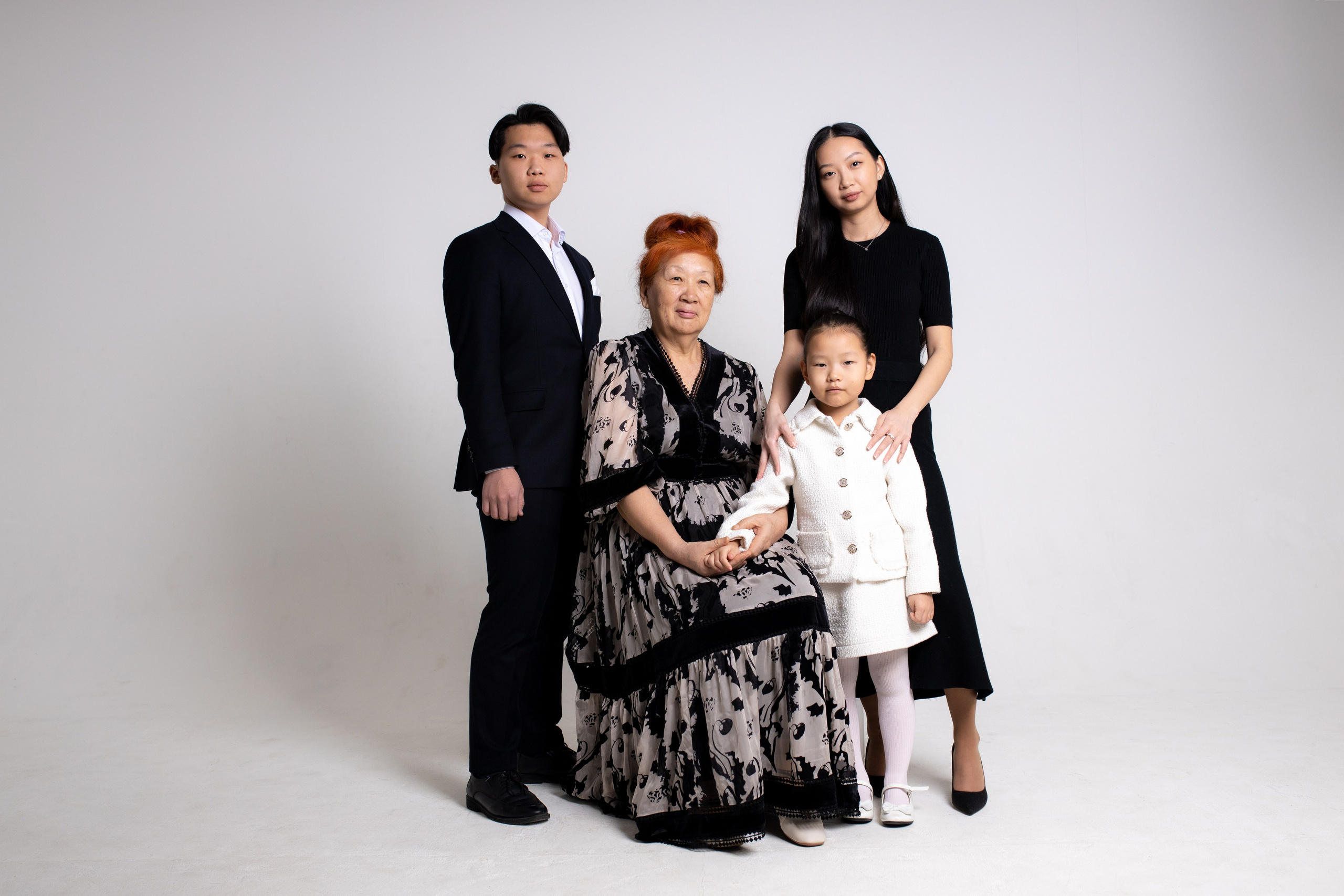 Семейная фотосессия на циклораме с импульсным светом. Фотограф в Железнодорожном и Балашихе