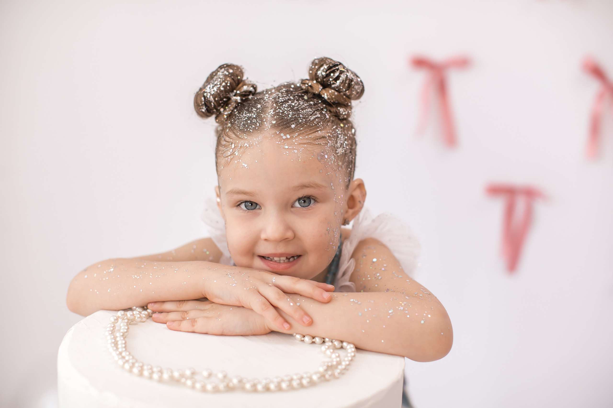 День рождение от 4 до 18 лет (на белом фоне). Детский семейный фотограф на первый годик город Новосибирск Дымова Светлана пакеты всё включено 1-3 года