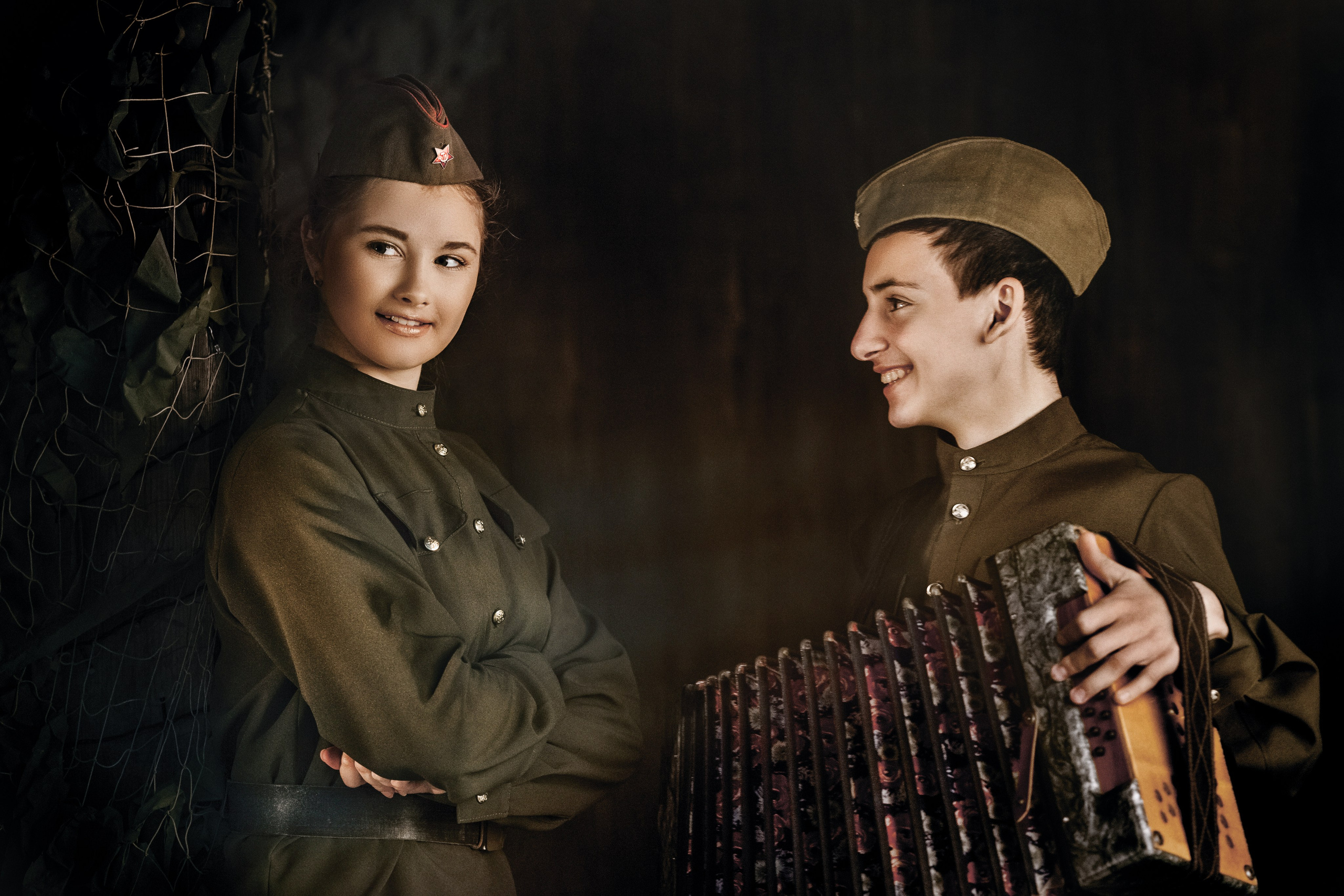 репродукция на кино в бой идут одни старики. Портрет военных лет. Парень с гармонью и девочка в военной форме