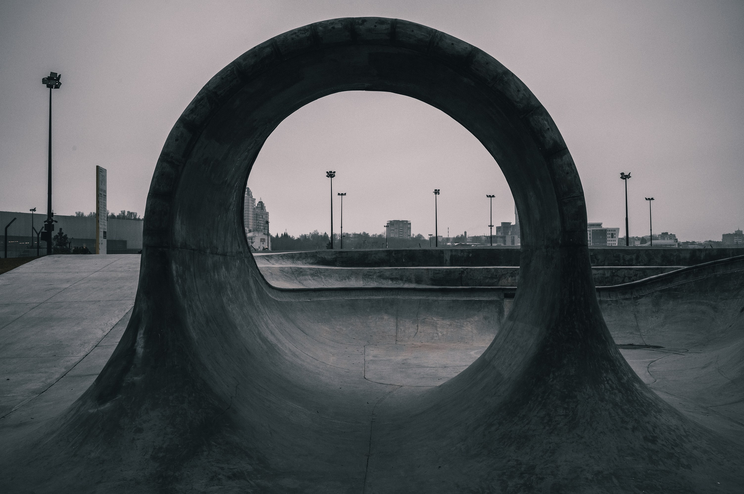 Мост Миллениум и URAM — два элемента архитектуры, формирующих уникальный стиль фотосессии