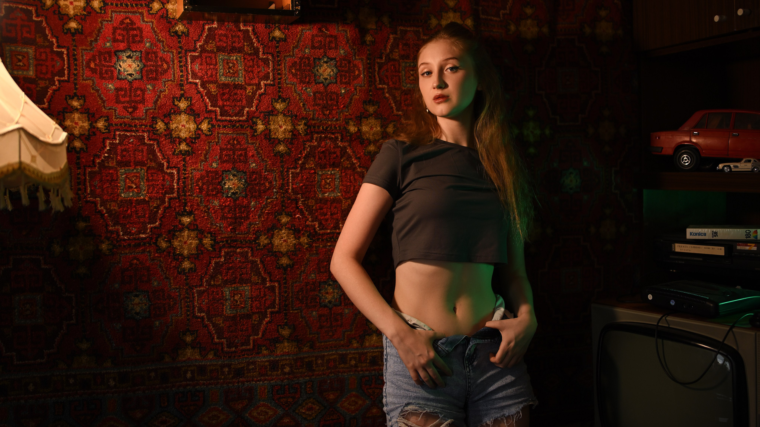 Эстетика советских времён в портретной съёмке с тёплым светом и текстурами ковров, фотограф Алексей Клейменов