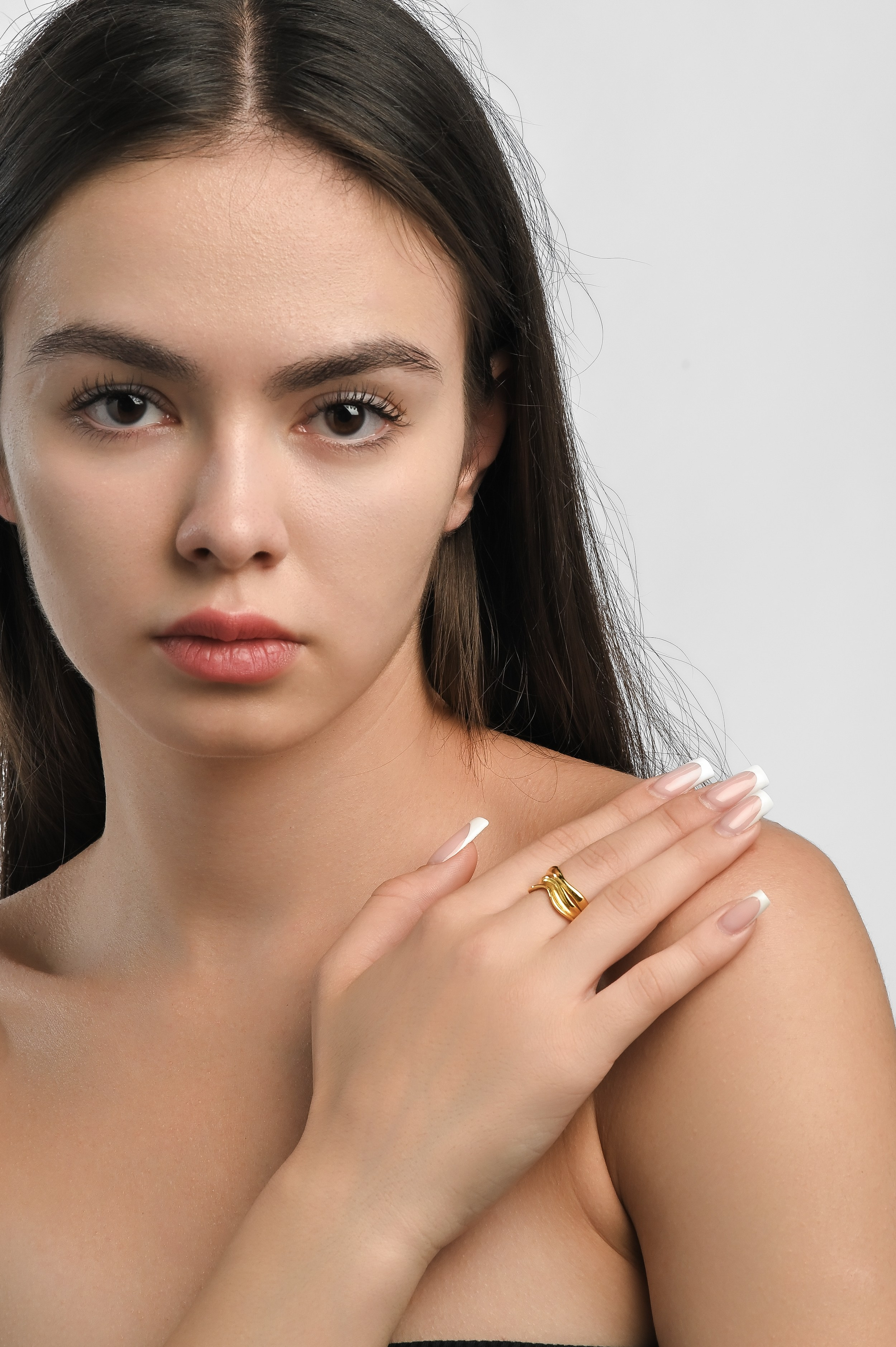 Нейтральный фон и фокус на украшении — фото для Wildberries