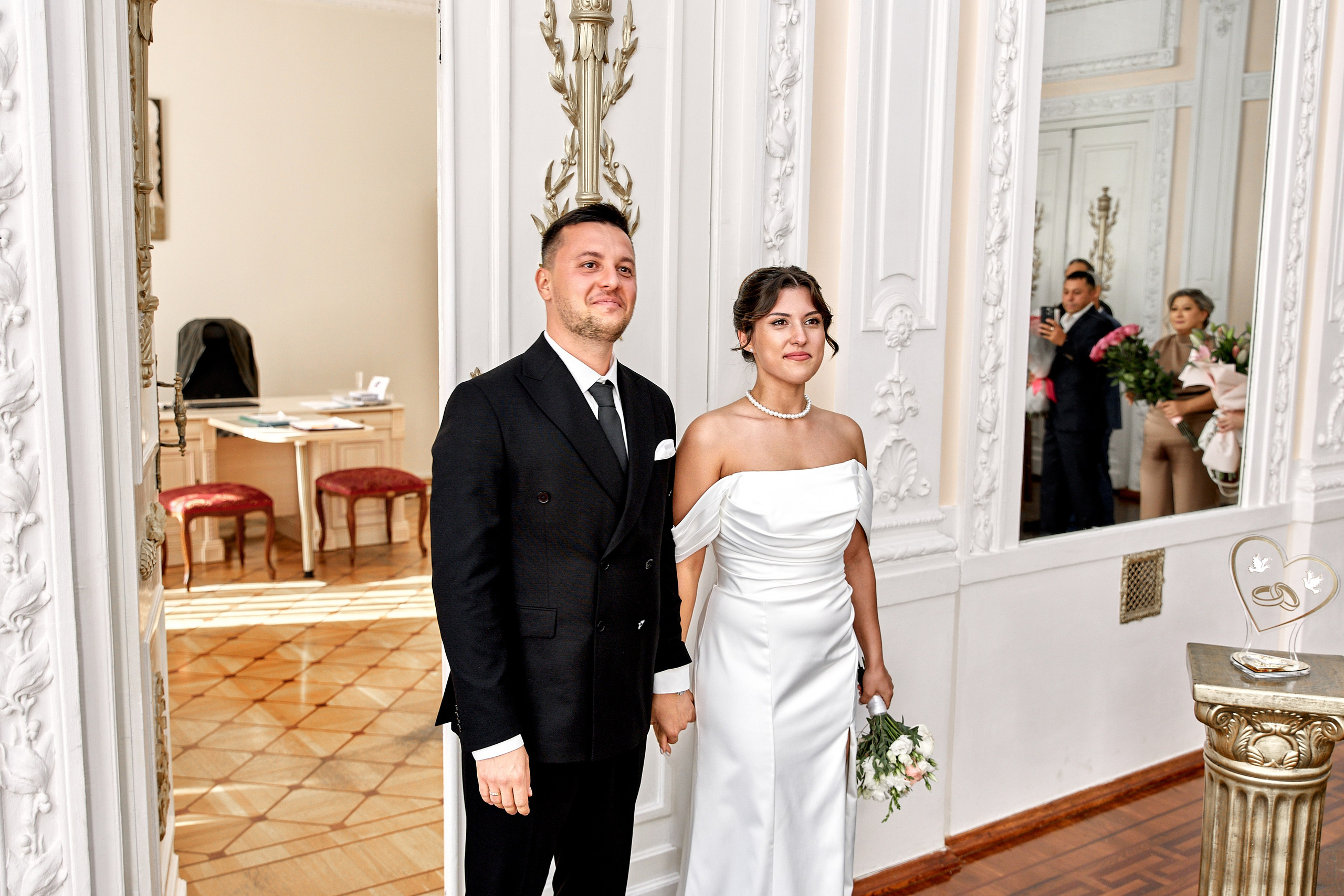 Трогательный момент на свадьбе: жених и невеста внимают напутственным словам в центральном ЗАГСе Ульяновска. Фотограф Елена Орешина