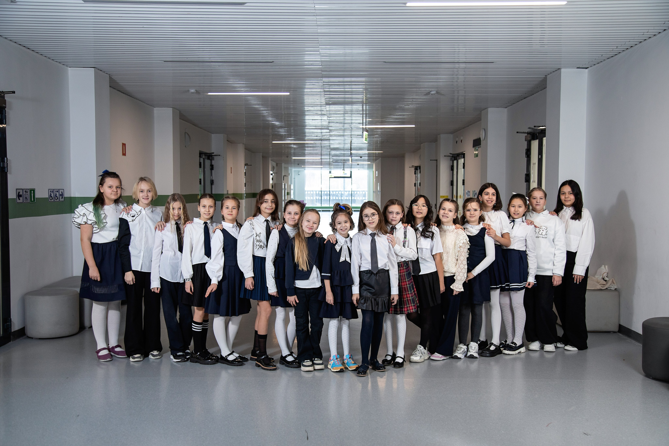 Галерея фотографий для средней школы. Выпускные фотоальбомы на заказ в Москве. Ксения Фоломкина