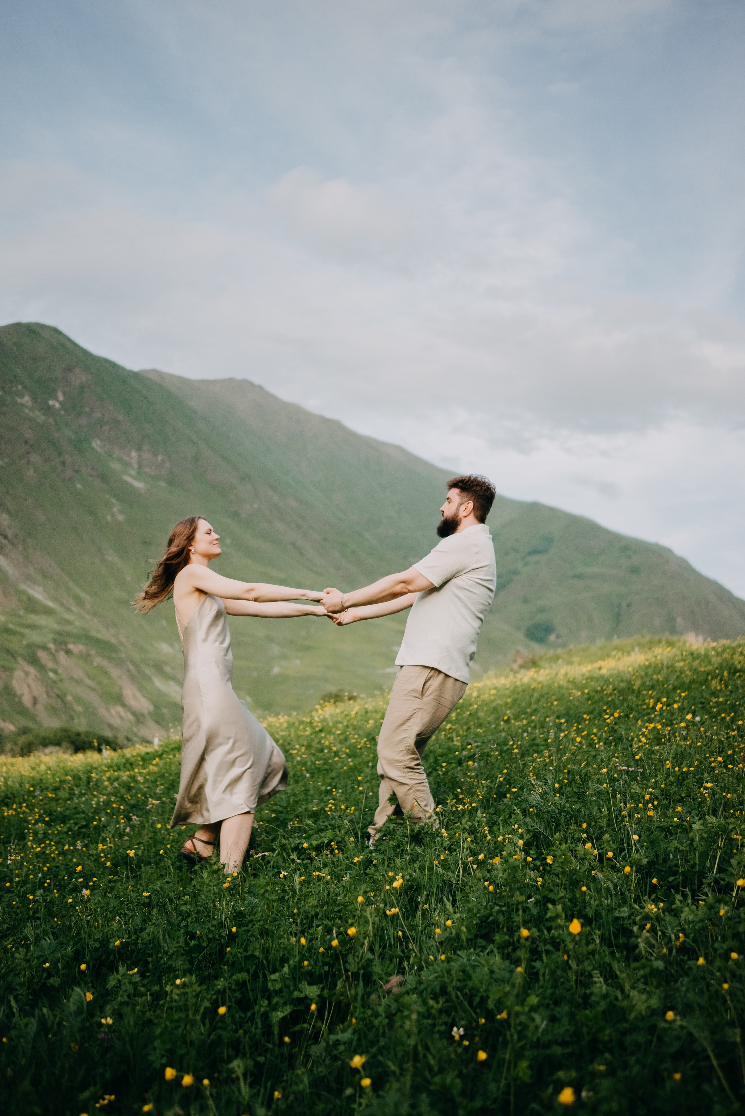 Парная серия в горах Казбеги. Портретный и свадебный фотограф в Тбилиси • xeniqo