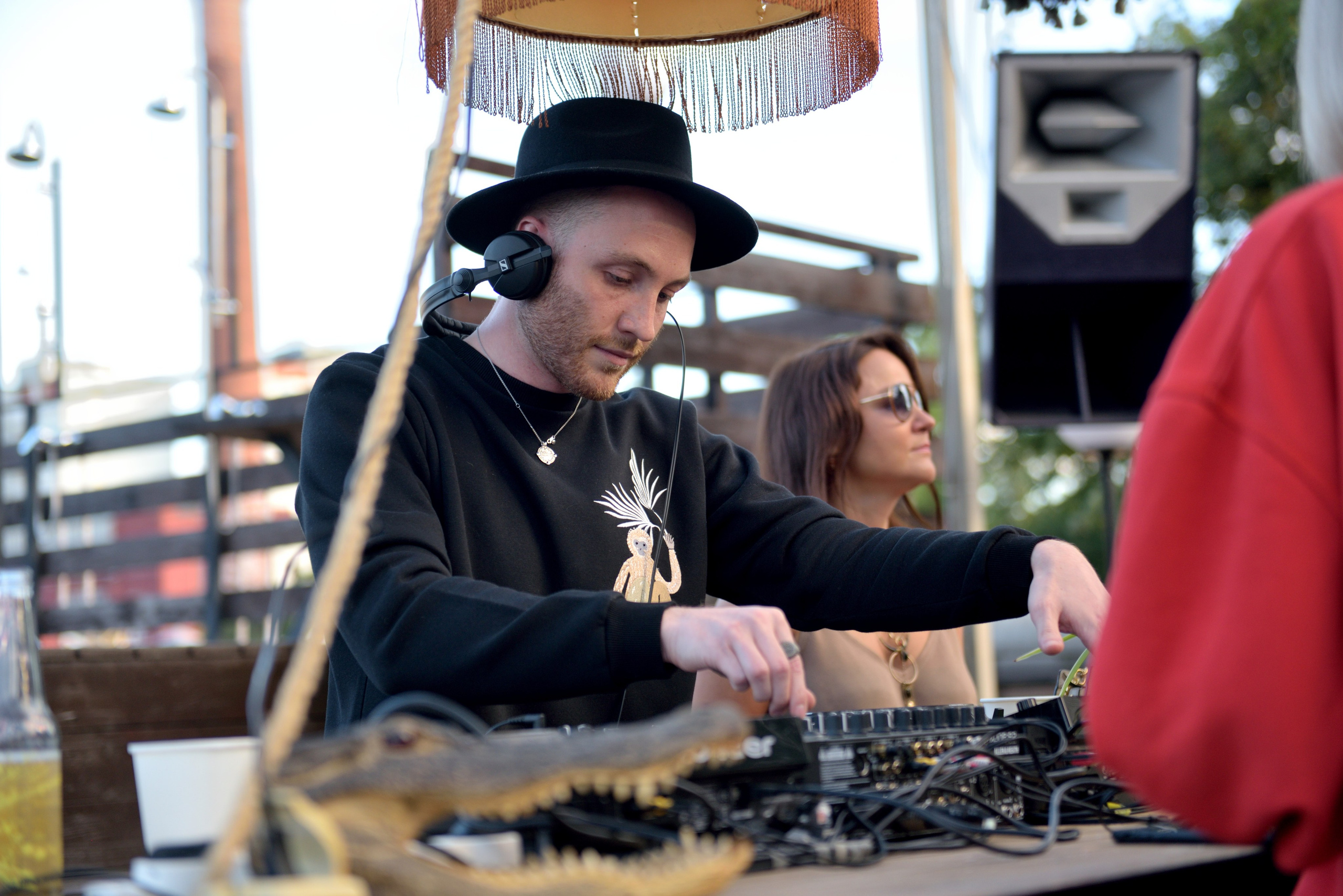 "Диджей играет на вечеринке".