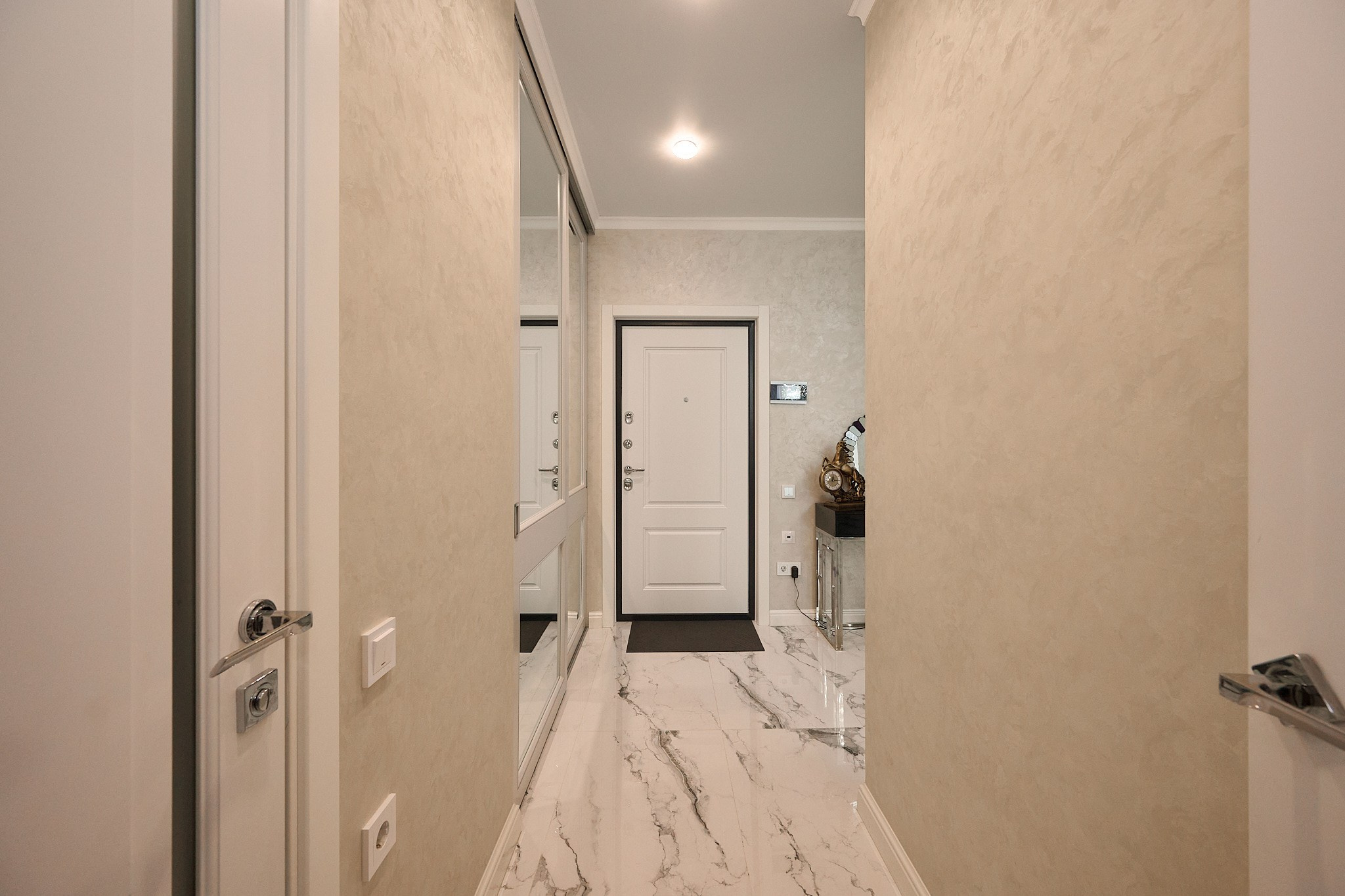 коридор светлые оттенки белая дверь большое зеркало