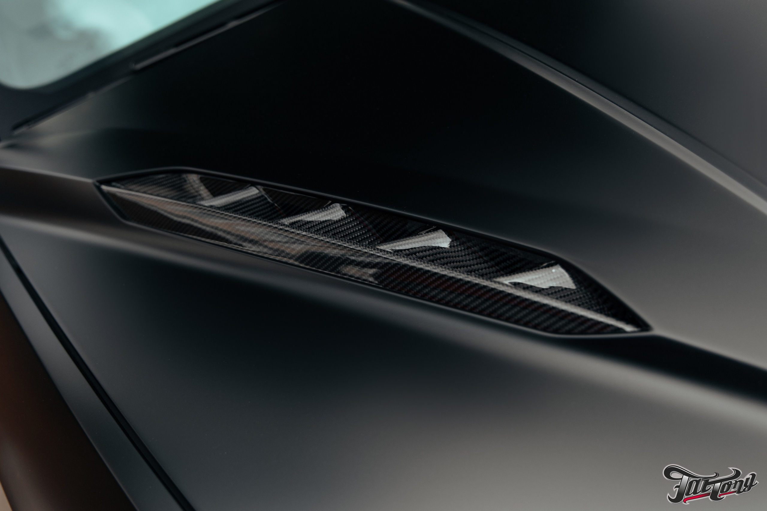 Lamborghini Urus ламинация карбоном вставок в капот, спойлеров, крышки багажника и зеркал. DeLorein