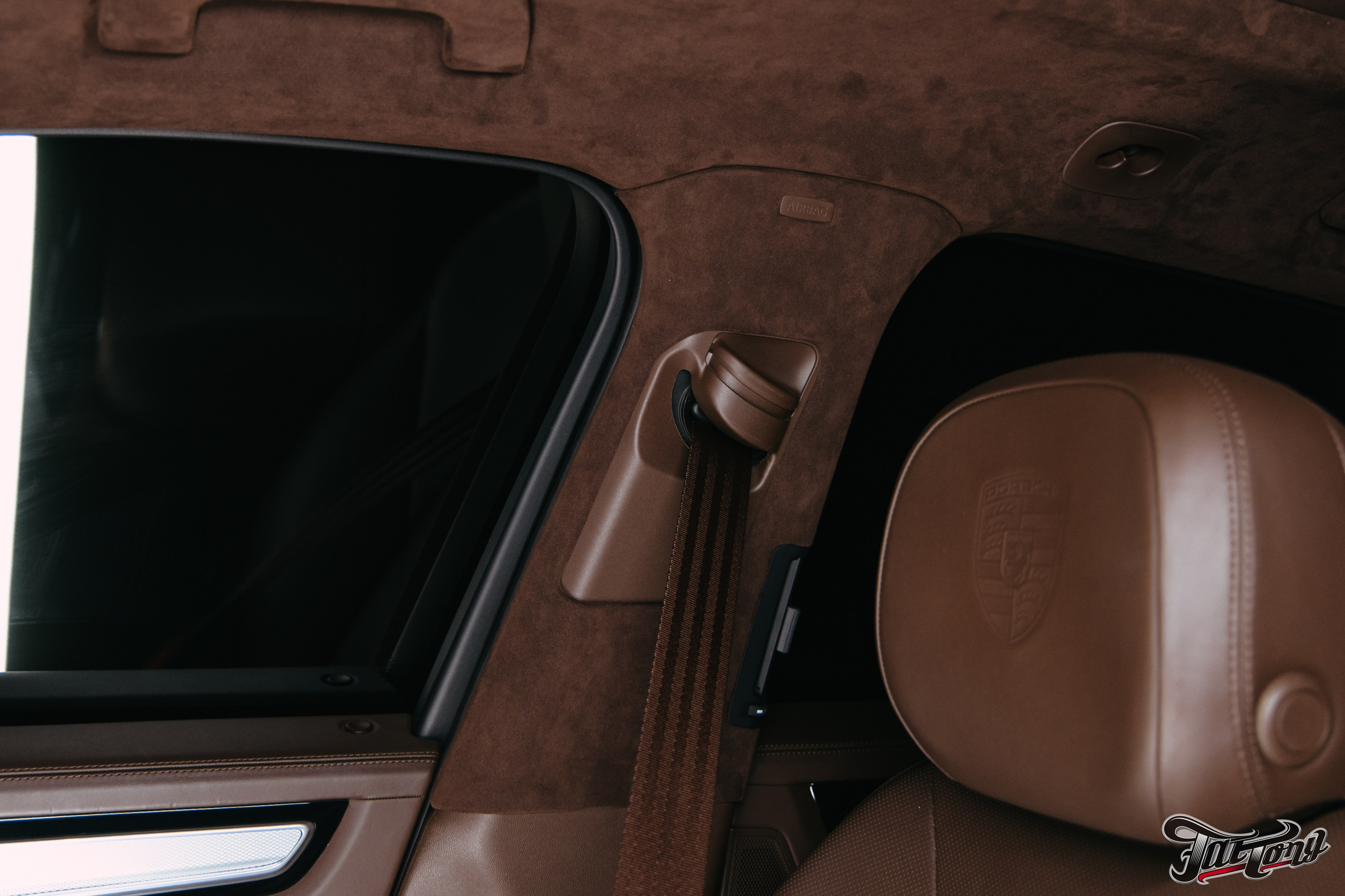 Porsche Сayenne пошив потолка в коричневую алькантару. DeLorein