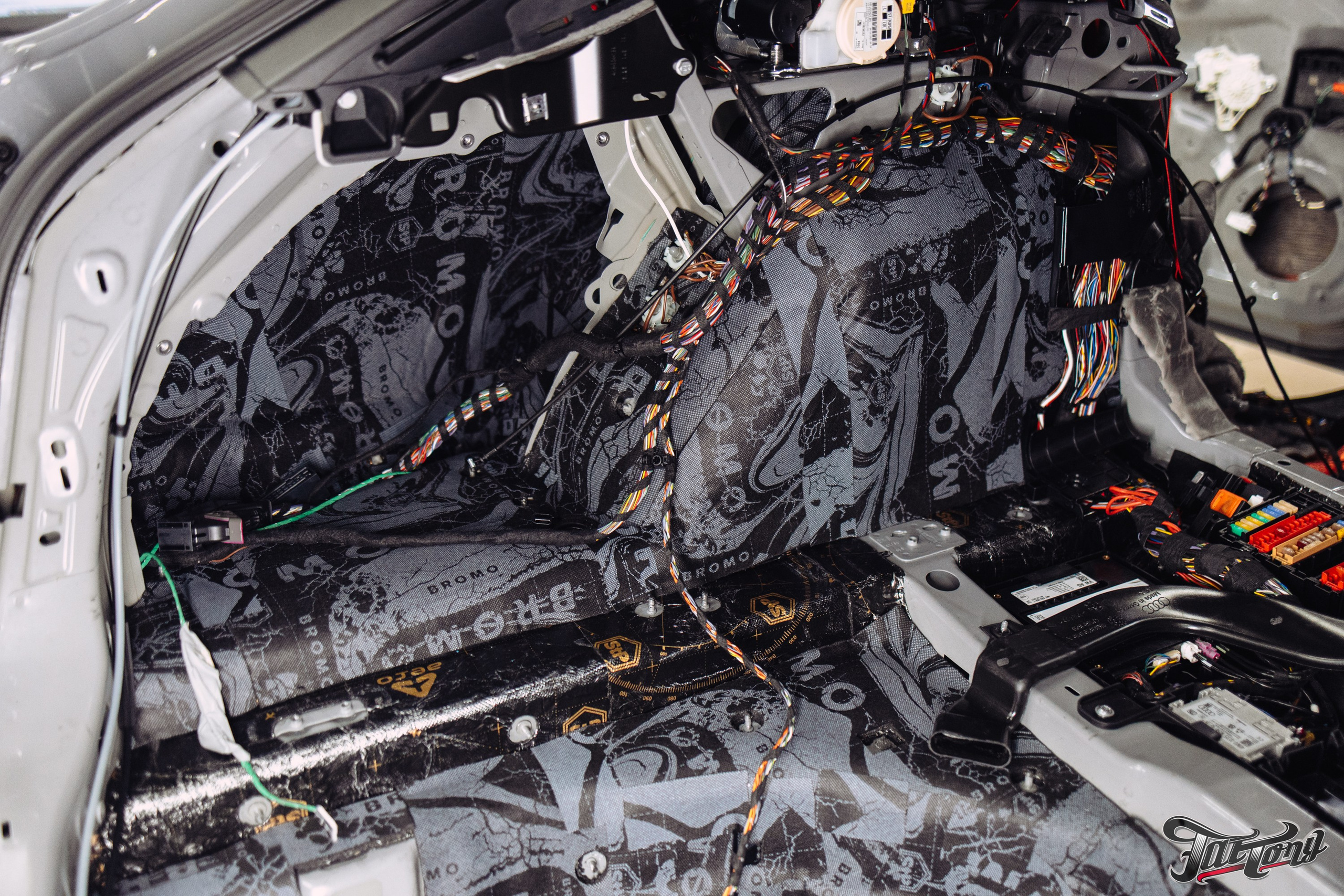 Audi RS6 снятие старой шумоизоляции и нанесение новой. DeLorein