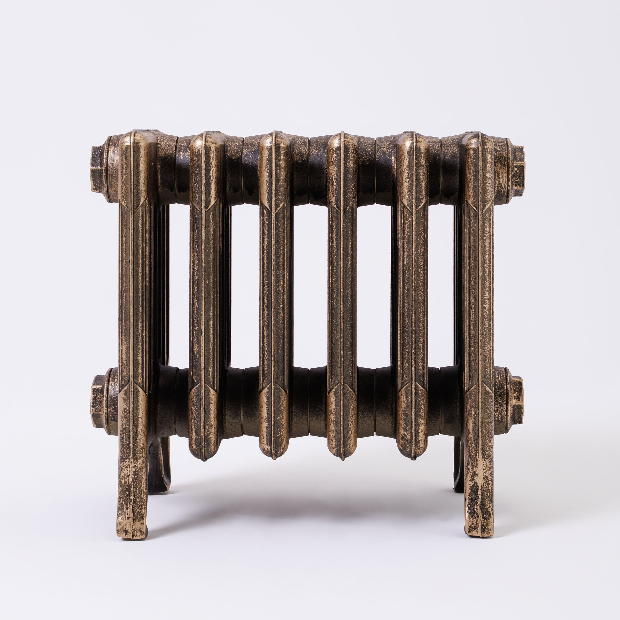 Предметные фотографии дизайнерских радиаторов отопления в стиле ретро