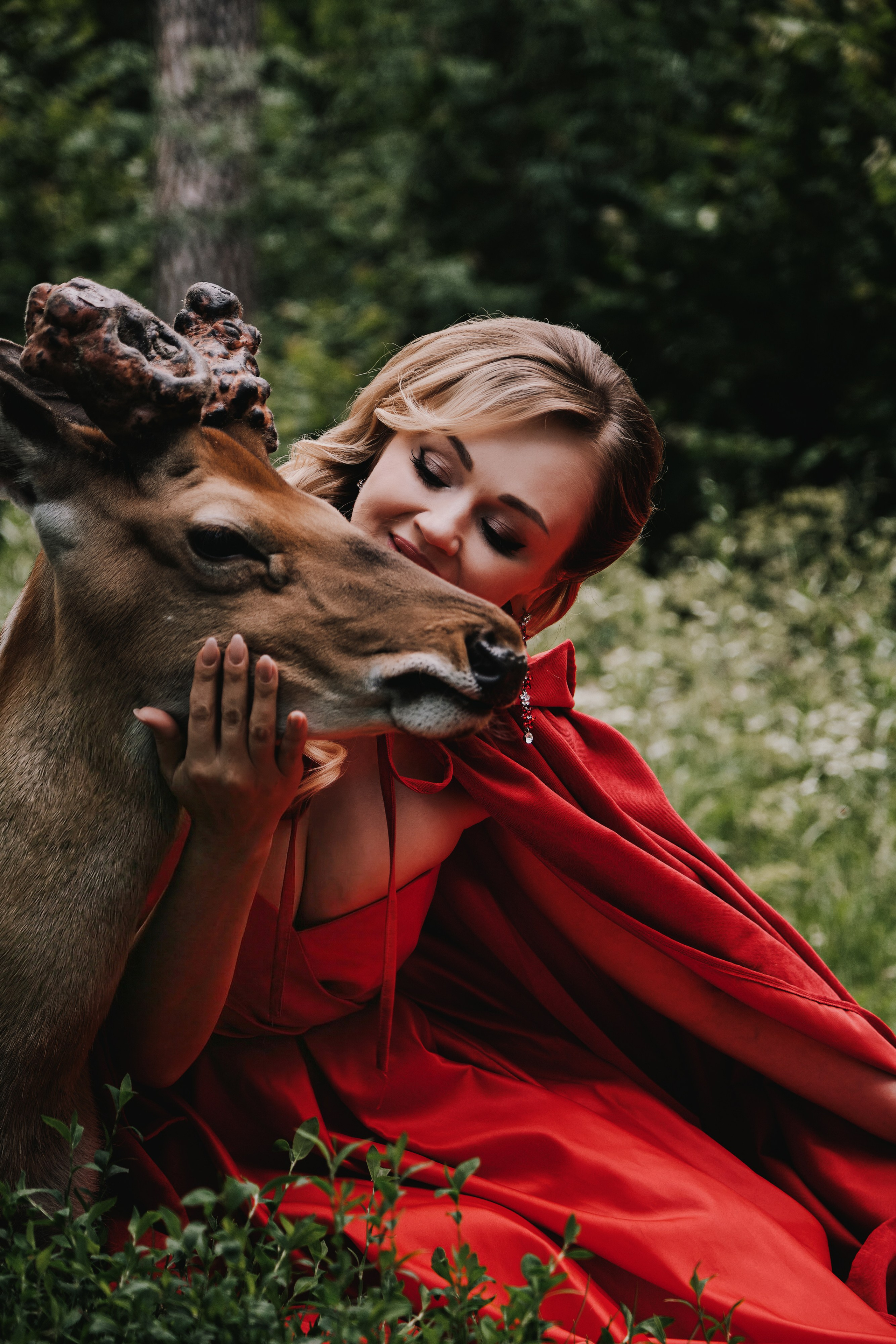 женская фотосессия с оленем на природе
