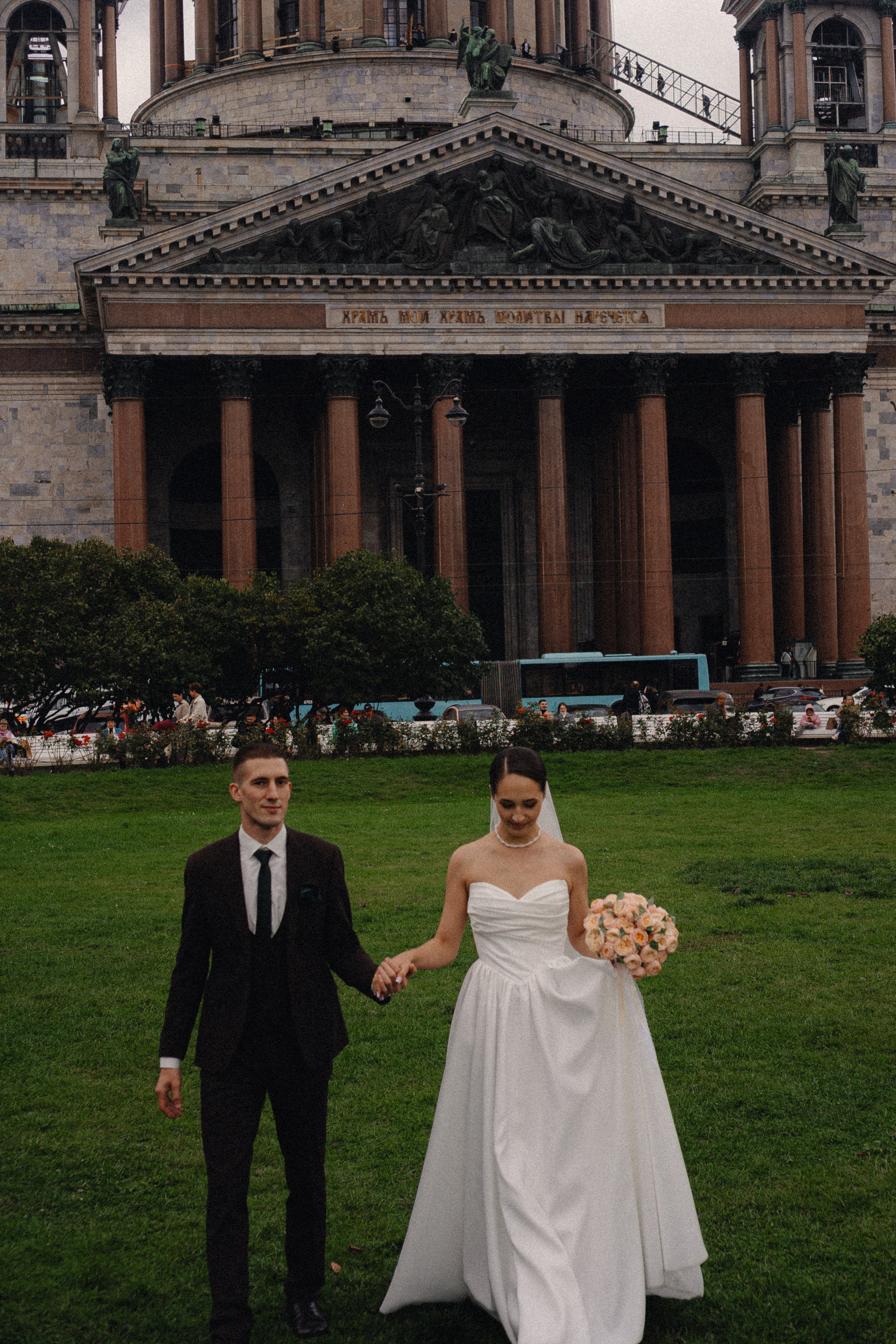 СВАДЕБНАЯ ПРОГУЛКА В САНТК-ПЕТЕРБУРГЕ (ИСАКИЕВСКИЙ СОБОР, ЗИМНЯЯ КАНАВКА, ЭРМИТАЖ И БОЛЬШАЯ МОРСКАЯ УЛИЦА). Профессиональный фотограф, Санкт-Петербург — Виктория Богомолова