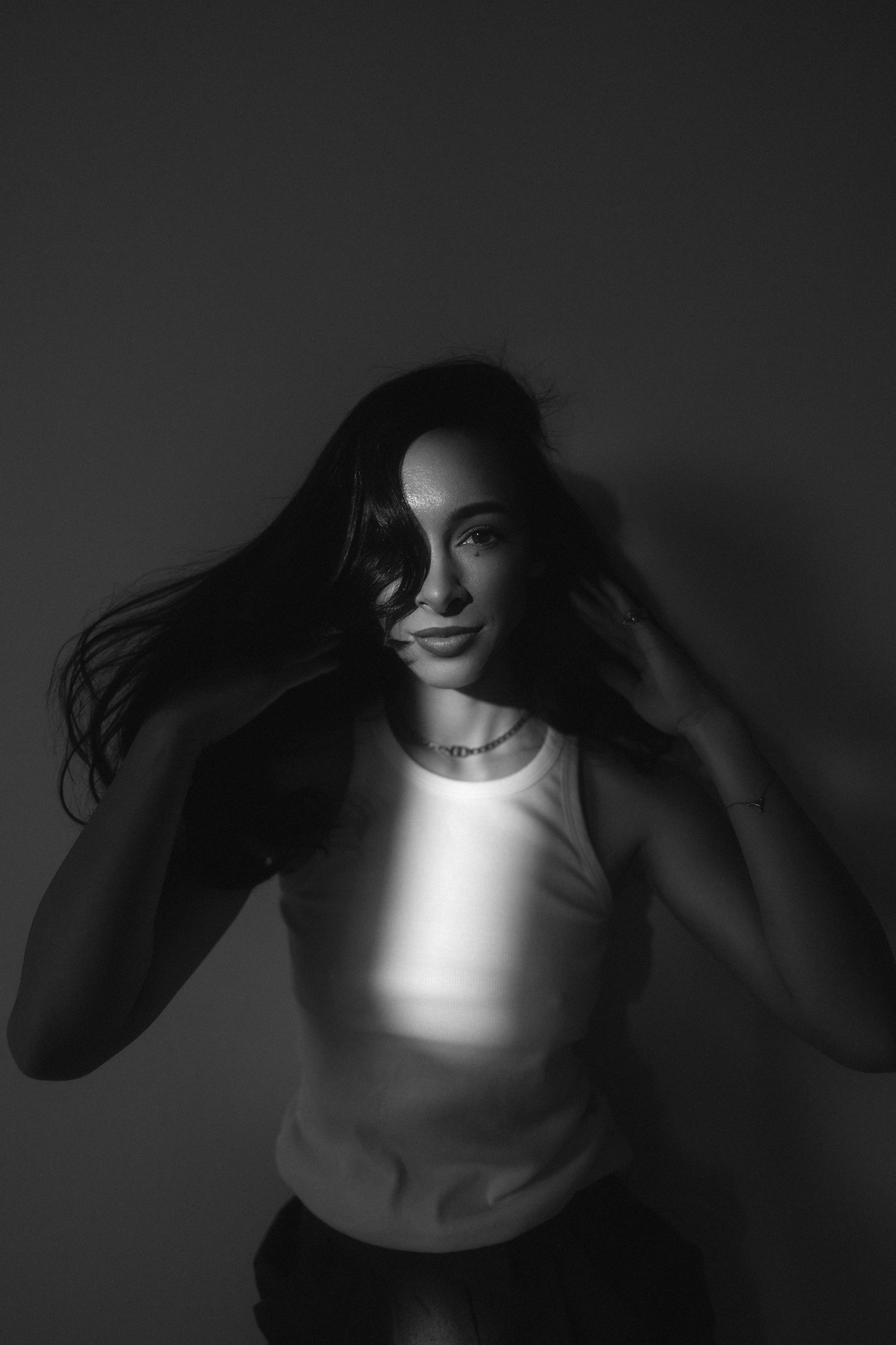 Женская портретная чб фотосессия в студии на циклораме в Казани