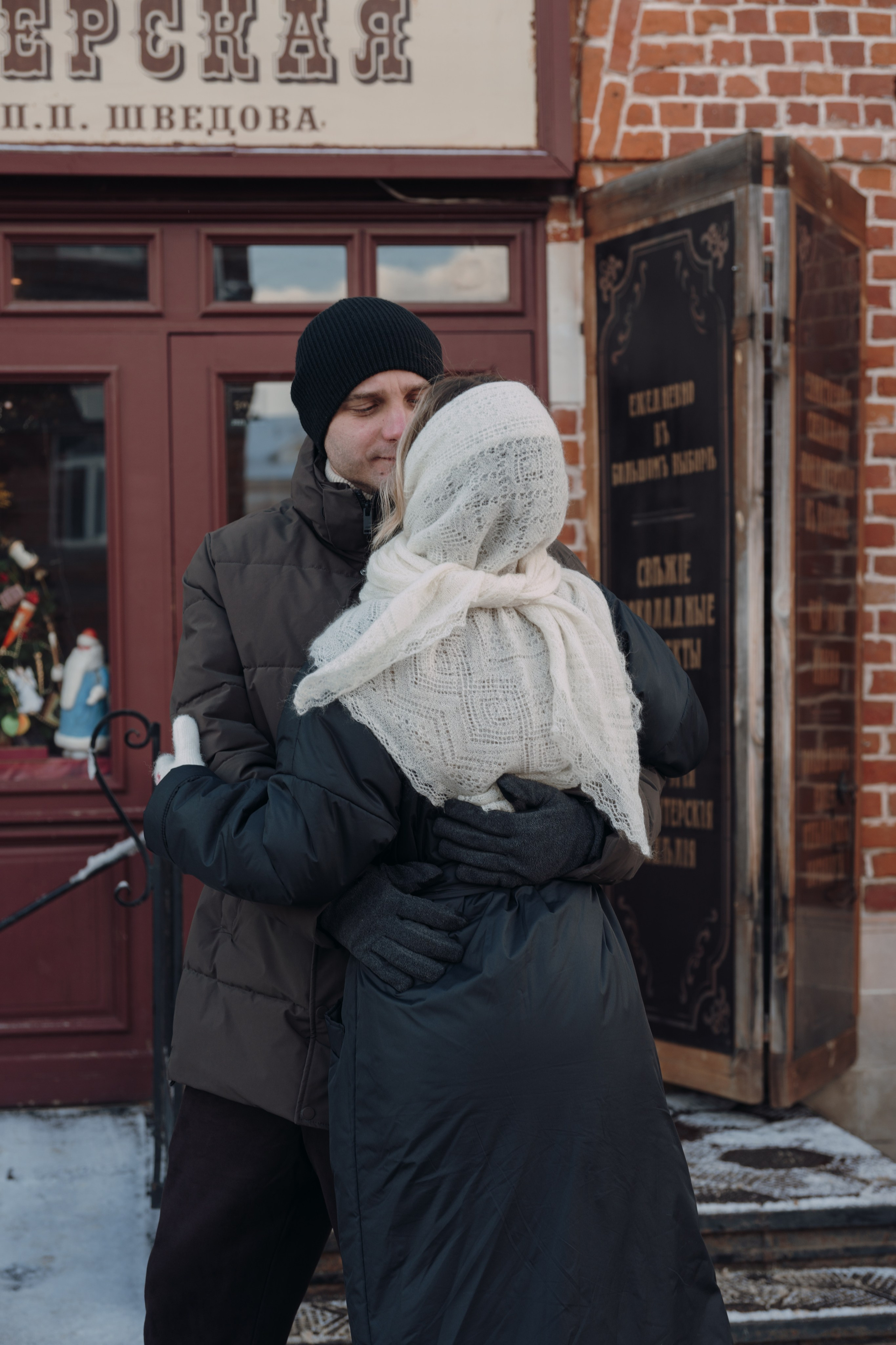 молодая пара целуется зимой на улице 