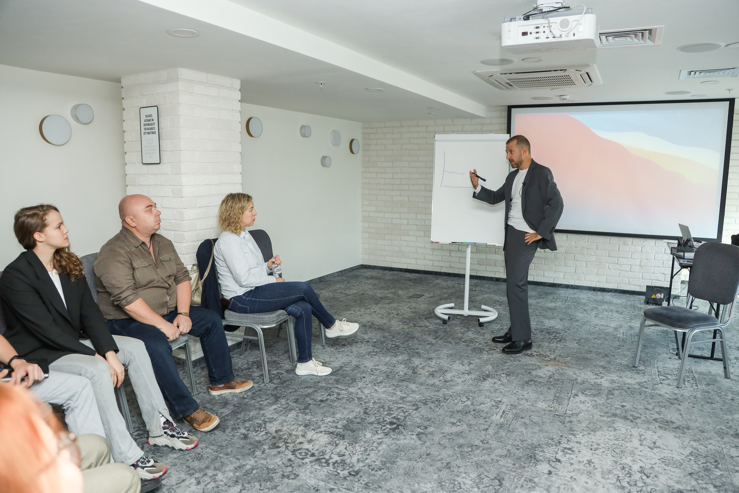 Игорь Рызов деловая встреча. Фотограф Антон Чупринин