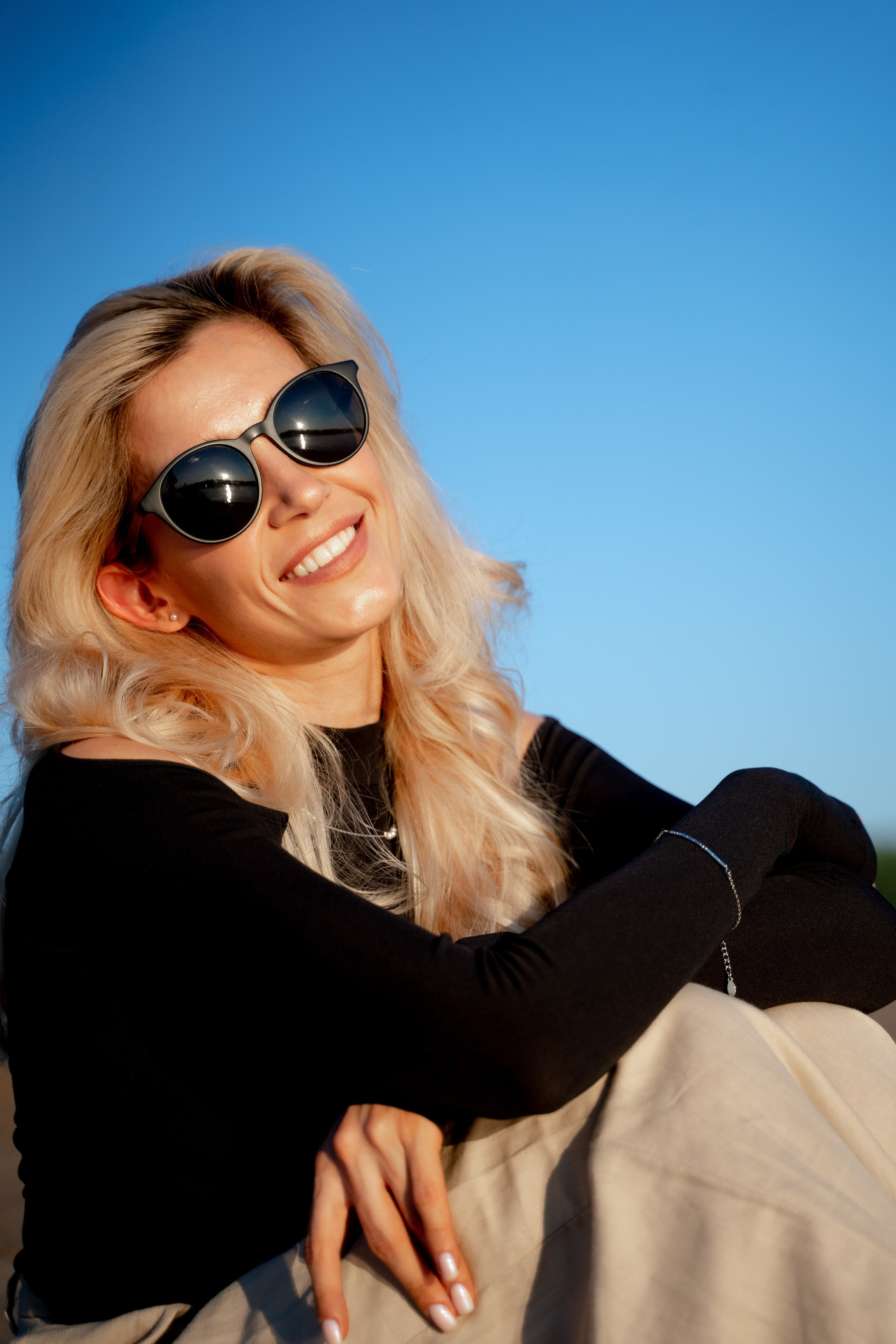 Девушки на берегу