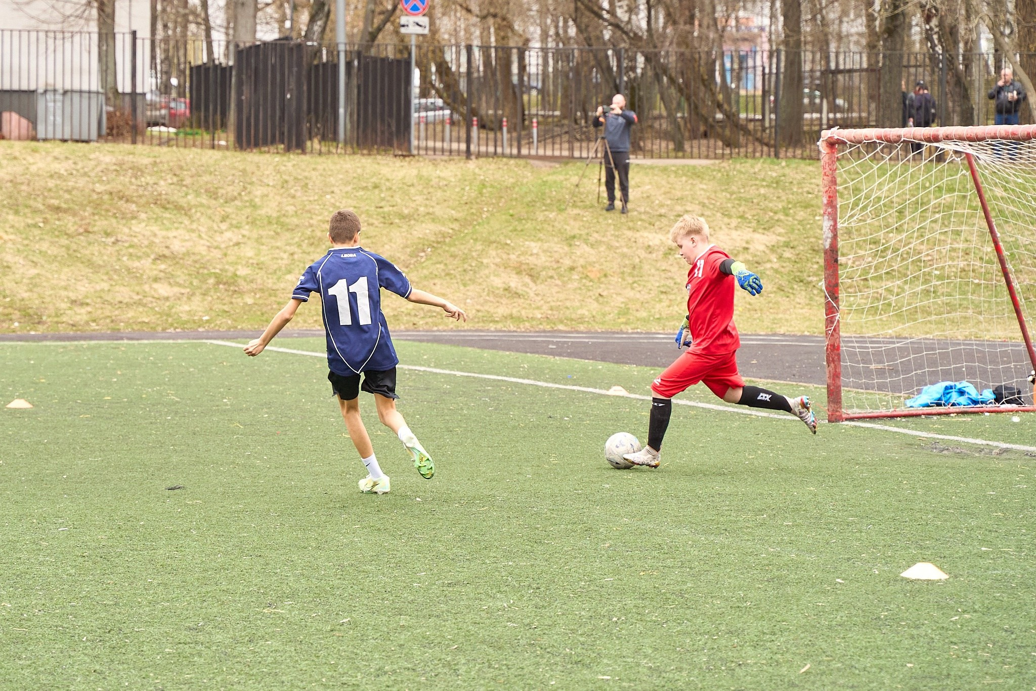 Детский футбол на поле. Главная