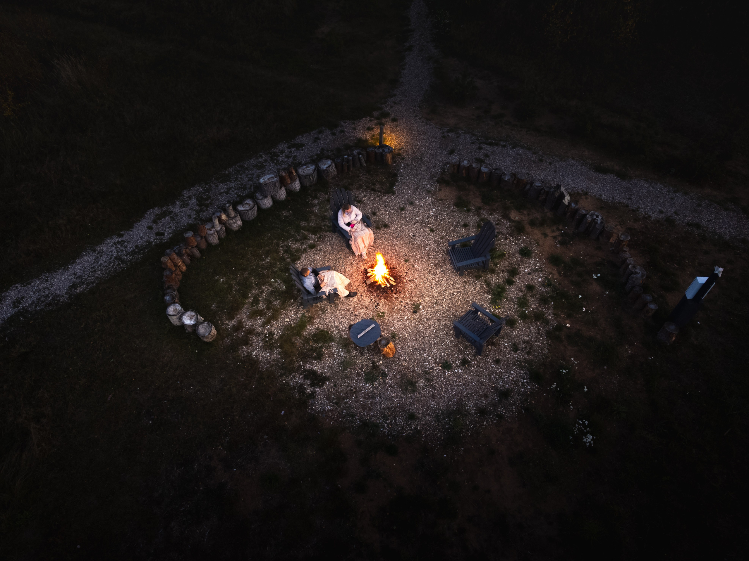 Костровая зона, трава, осень, лес, природа, база отдыха, загородный клуб, "ПОБЕГ ИЗ ГОРОДА", ночь, люди сидят у костра