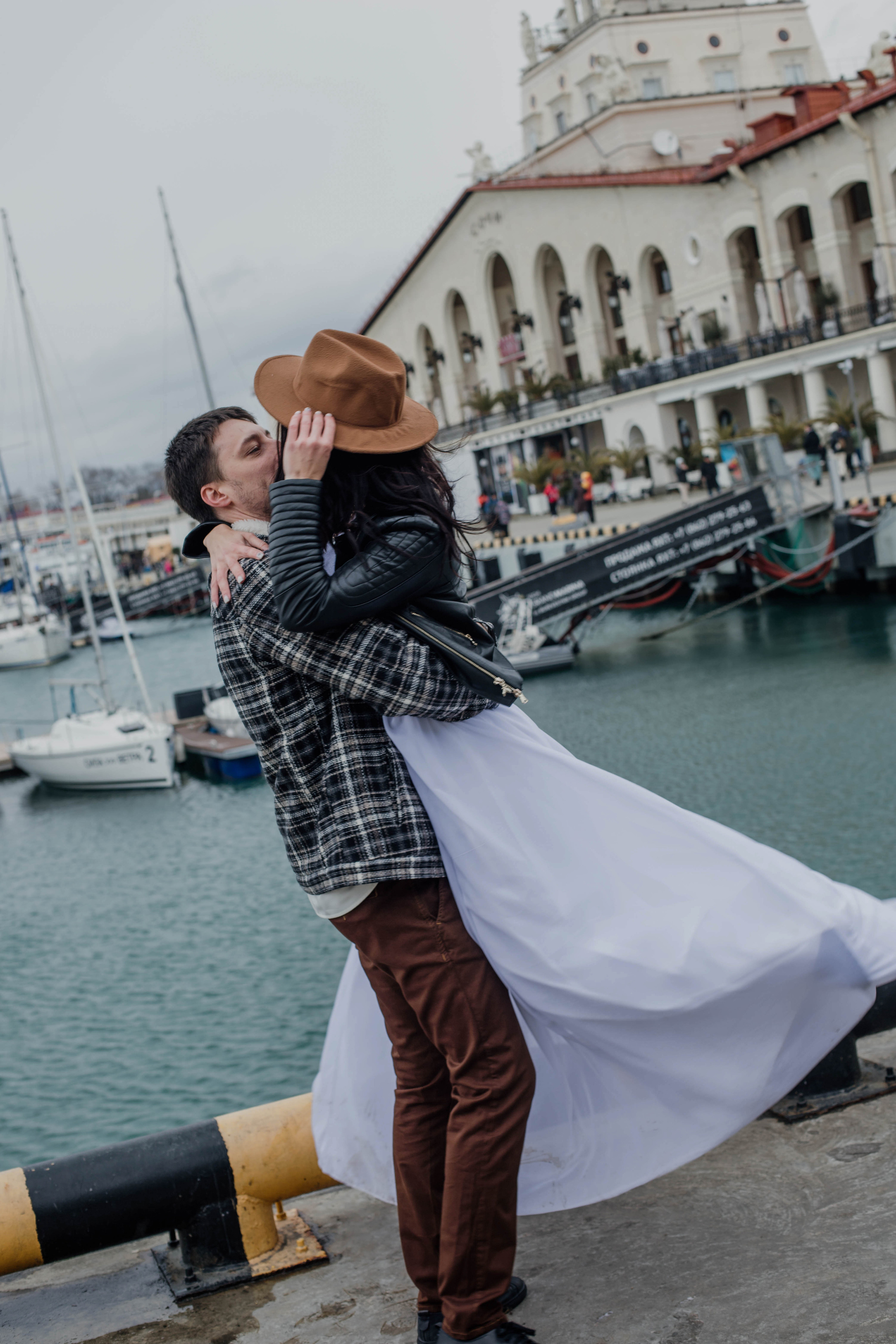 Съемка на годовщину свадьбы Анны и Елисея в морском порту СочиПрогулочная фотосессия на годовщину свадьбы. Свадебный, семейный, детский фотограф в Сочи Виолетта Александрова