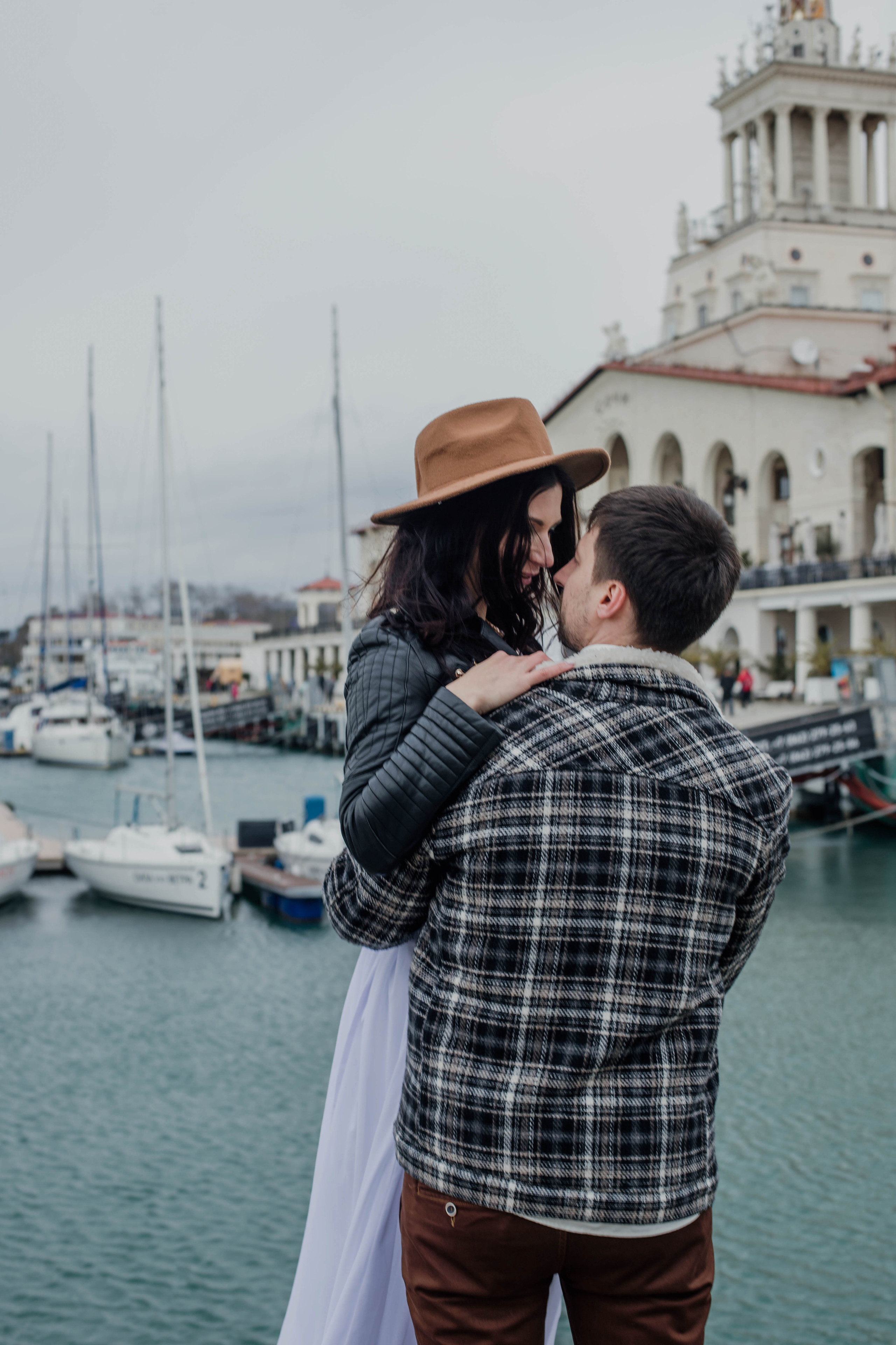 Съемка на годовщину свадьбы Анны и Елисея в морском порту СочиПрогулочная фотосессия на годовщину свадьбы. Свадебный, семейный, детский фотограф в Сочи Виолетта Александрова