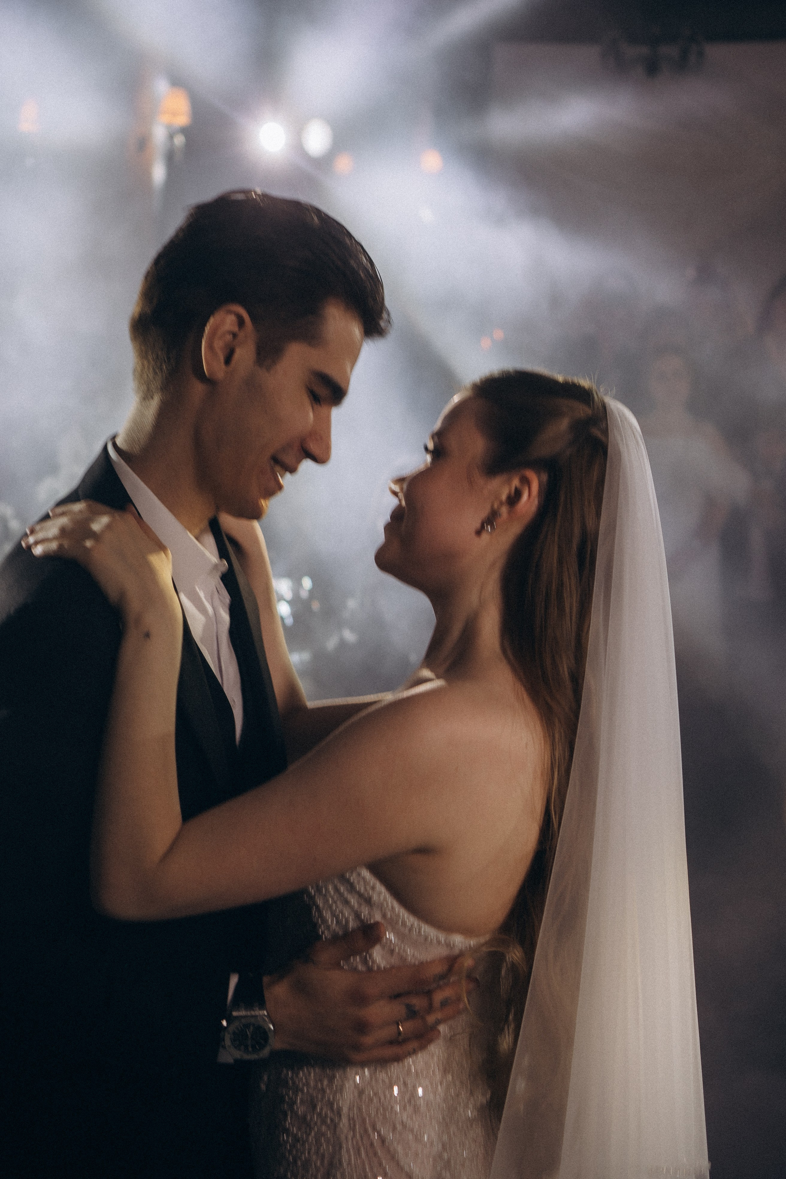 ПЕРВЫЙ ТАНЕЦ МОЛОДЫХ НА БАНКЕТЕ. ТРОГАТЕЛЬНЫЙ МОМЕНТ (СНЯТО В СИБИРЕ В НИЖНЕВАРТОВСКЕ). Профессиональный фотограф, Санкт-Петербург — Виктория Богомолова