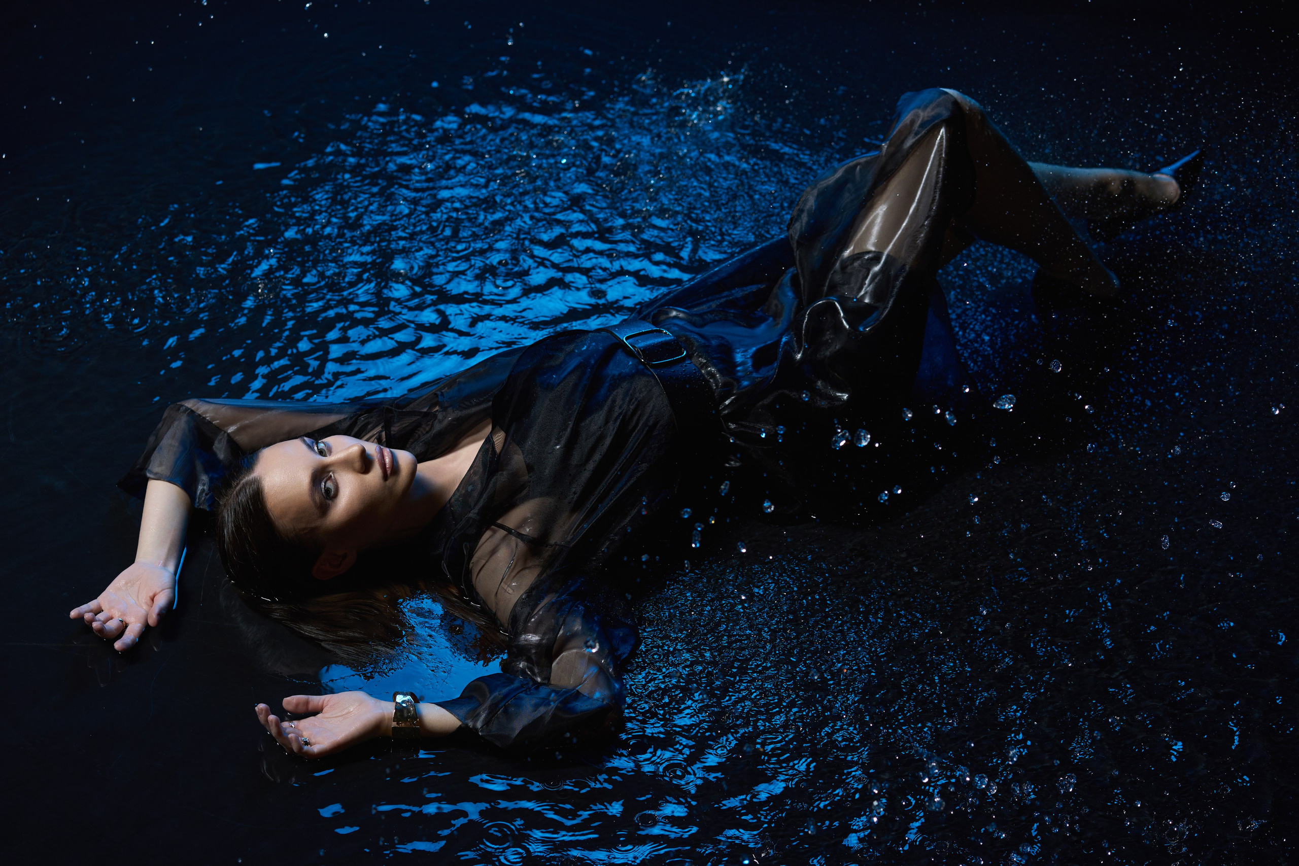 Аквафотосессия на черном фоне