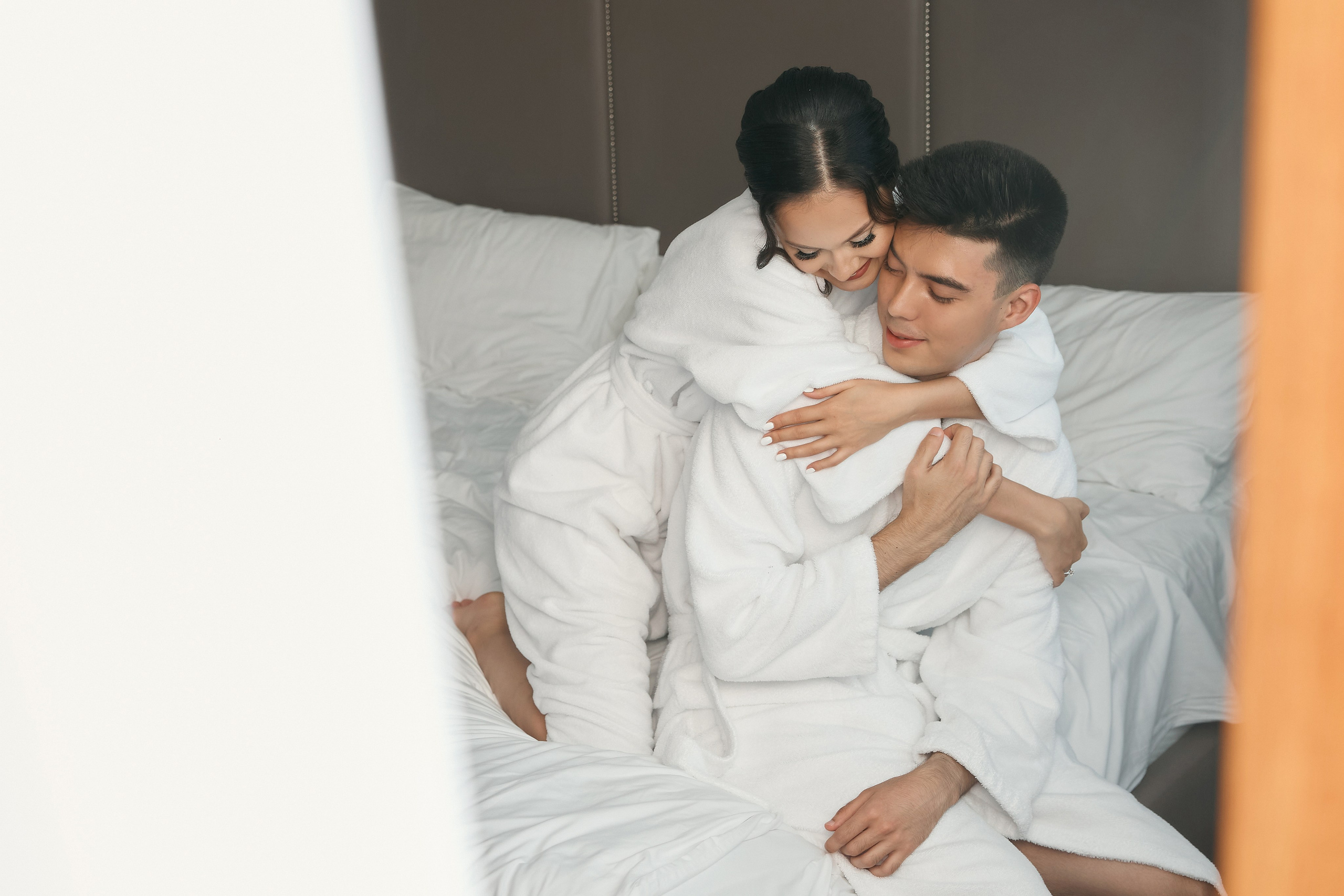 Аяз и Аделя. Свадебная фотосессия душевной пары в белых одеяниях на белых одеялах…. Мое имя Раиль. Я репортажный фотограф в Казани, так же мой любимый жанр — свадебный фотограф