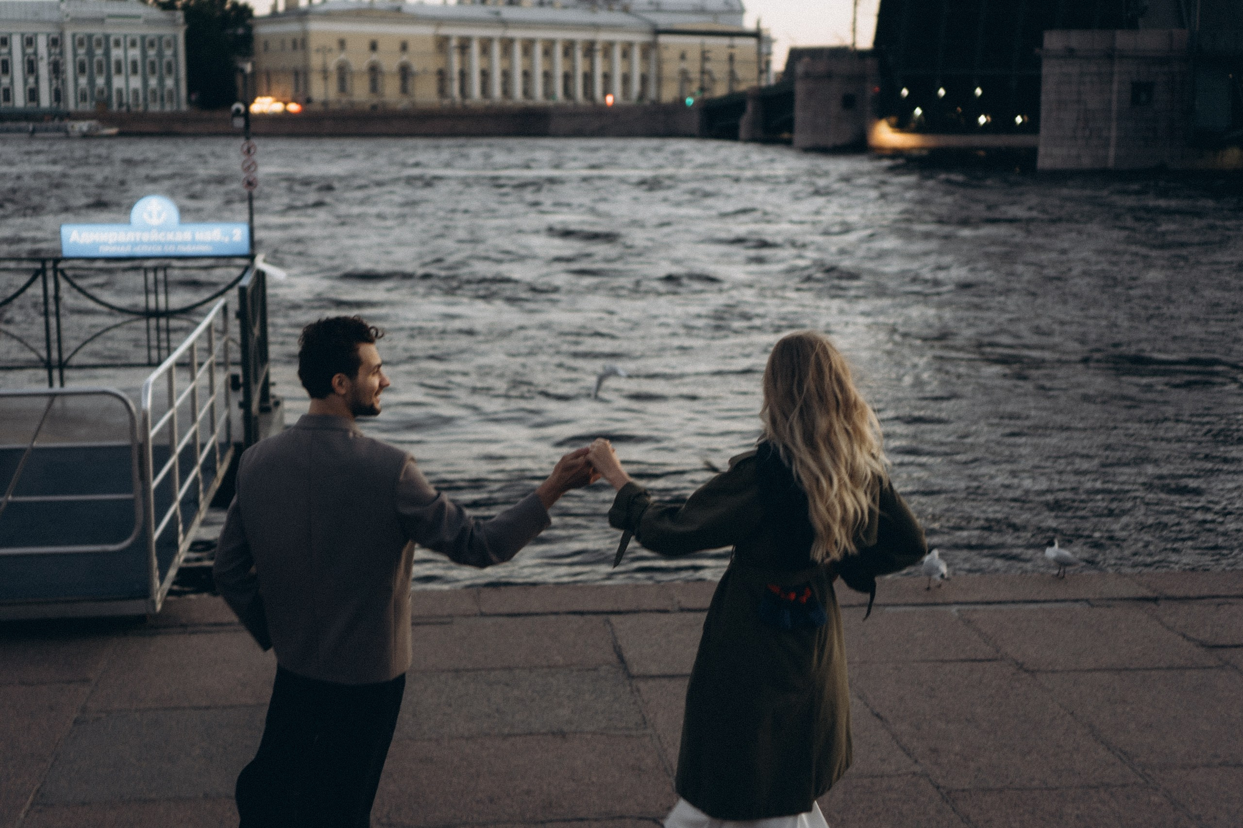 СВАДЕБНАЯ СЬЕМКА ПАРЫ НА РАССВЕТЕ В БЕЛЫЕ НОЧИ И ПРОГУЛКА С РАЗВОДНЫМИ МОСТАМИ И ПИКНИК ВОЗЛЕ ИСАКИЕВСКОГО СОБОРА. Профессиональный фотограф, Санкт-Петербург — Виктория Богомолова