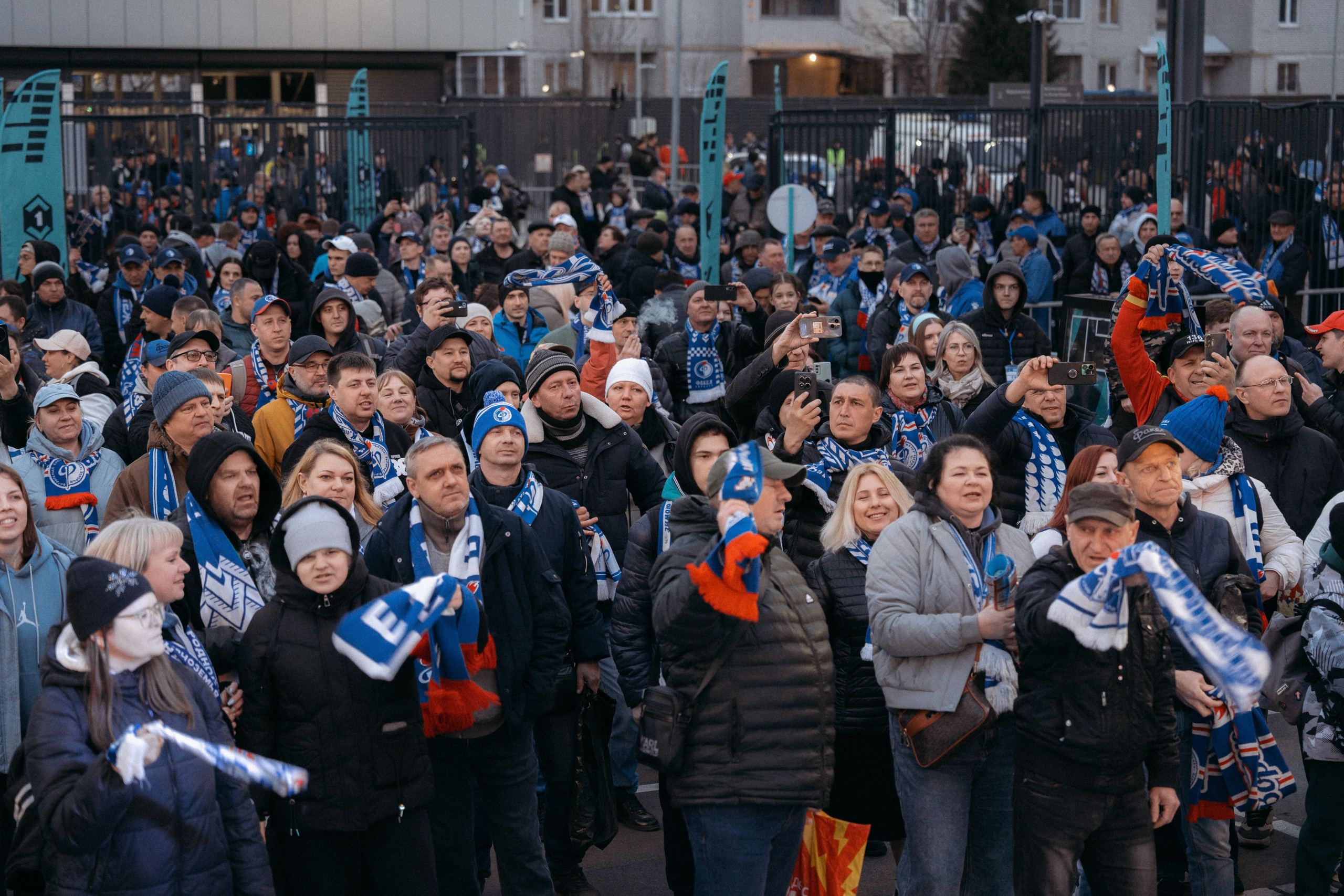 Фанаты футбольной команды Факел.