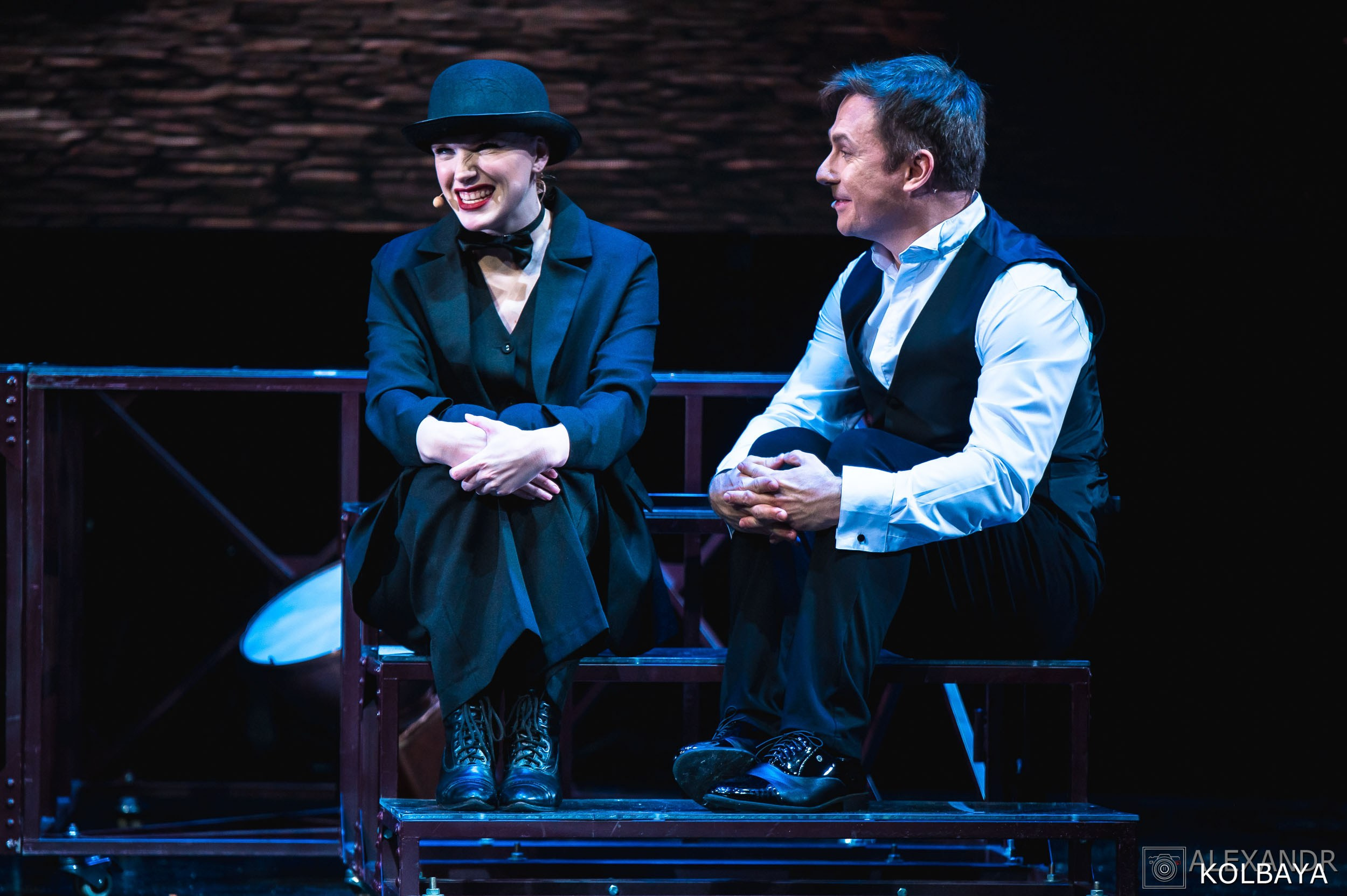 Фотографии со спектакля «Привет, я тетя Чарли». Концертный и театральный репортажный фотограф в Москве Александр Колбая