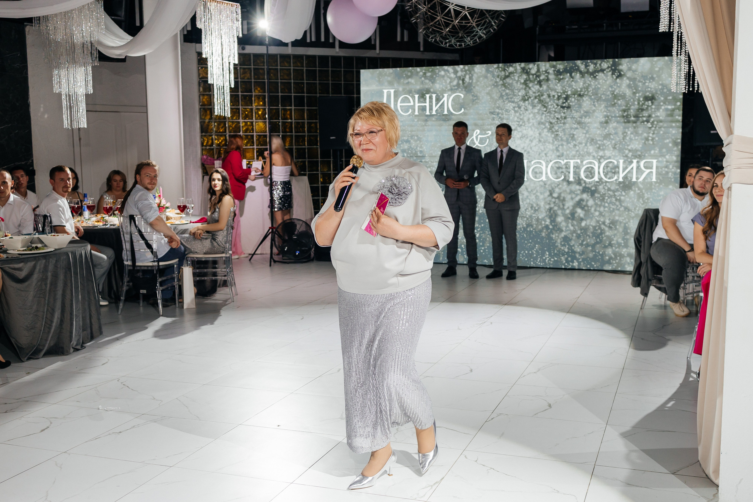 Фотосессия жениха и невесты на лужайке отеля. Олег Сверчков | Свадебный фотограф Вологда