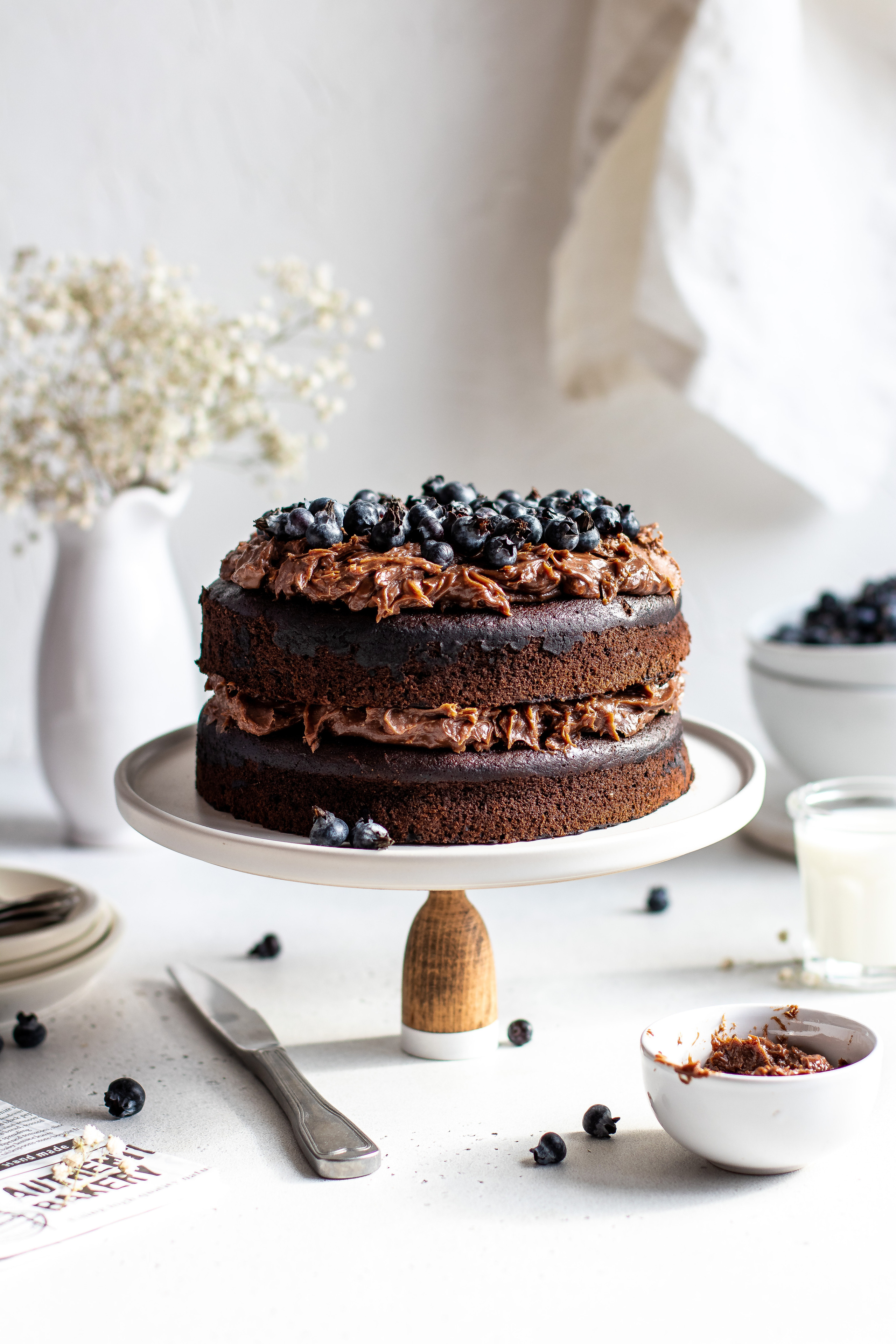 Фуд-съемка Шоколадный торт с голубикой