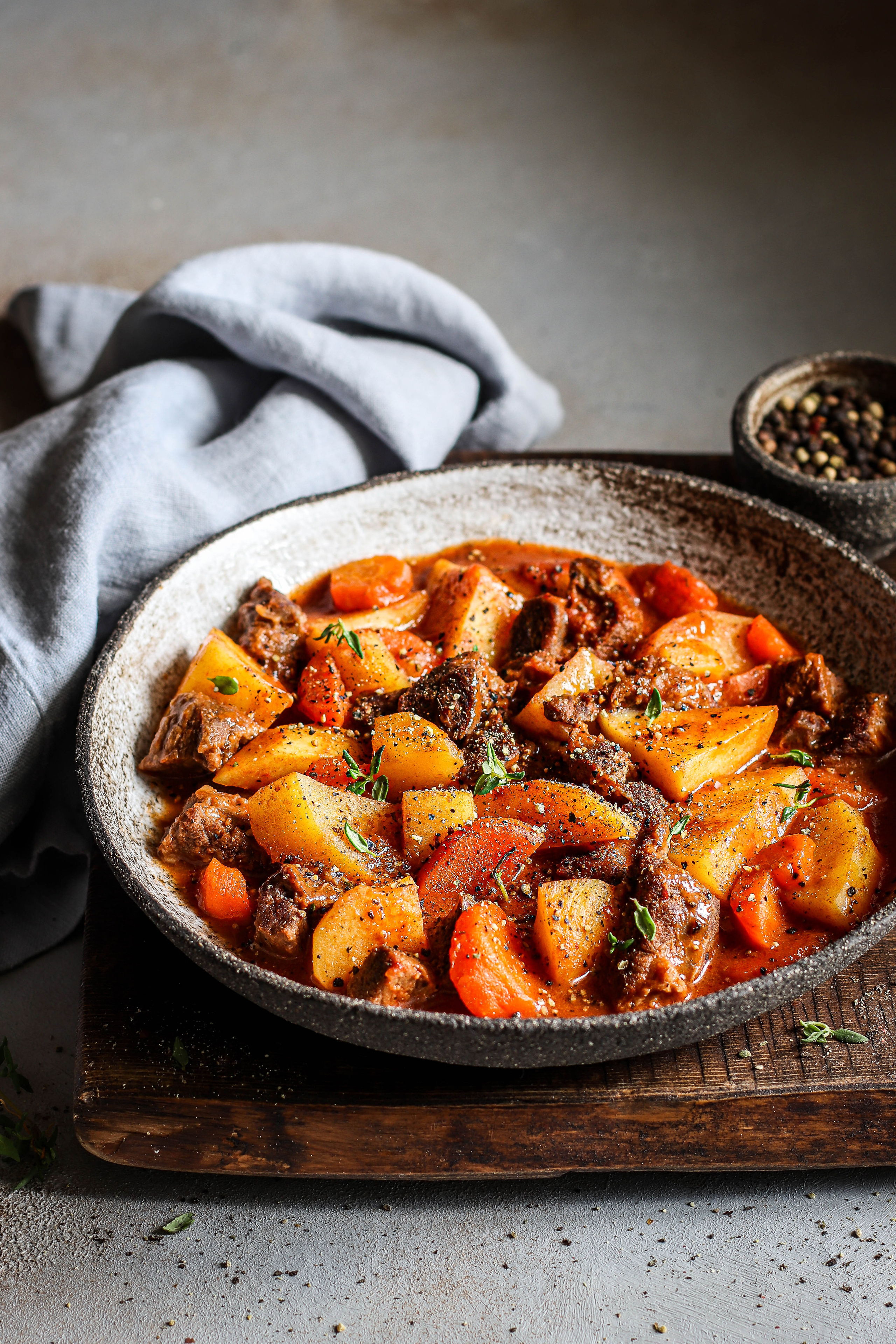 Съемка жаркого для кулинарной книги. Фуд-стайлинг. Атмосфера и настроение.