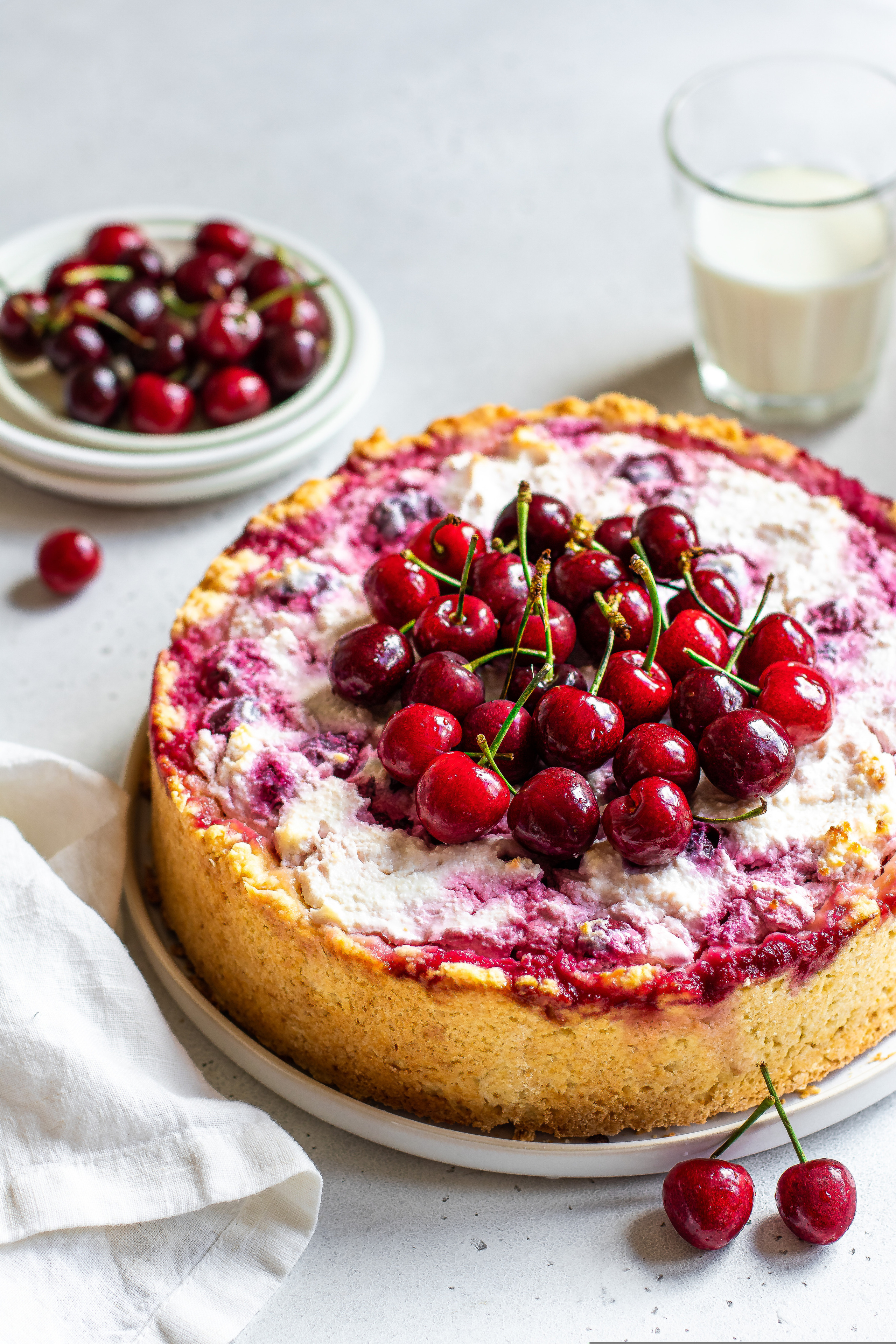 Фуд-съемка Творожный пирог с вишней