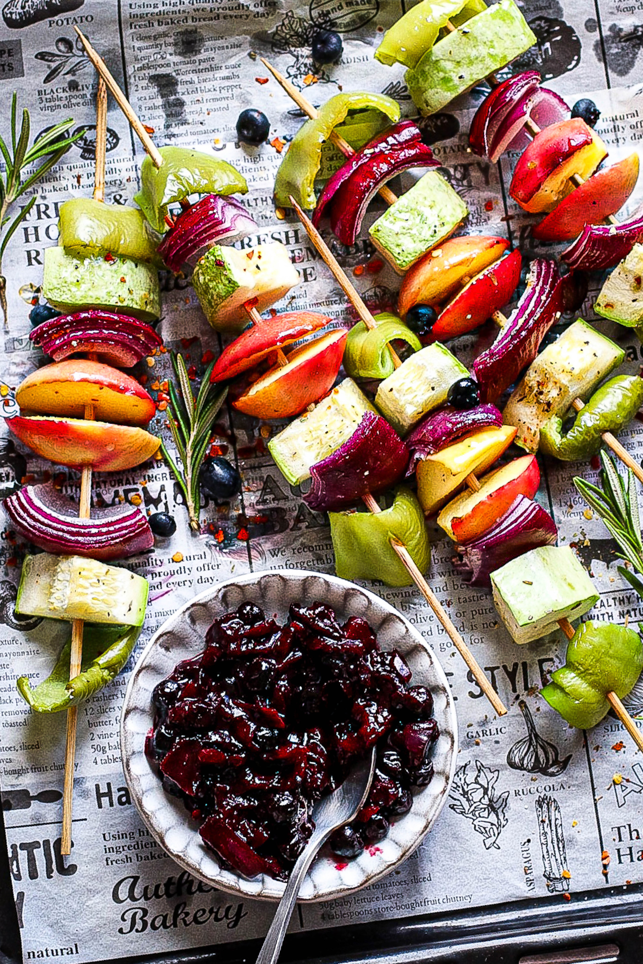 Яркая, сочная фотография запеченных овощей с ягодным соусом. Кулинарная книга или личный блог фуд-фотографа и фуд-стилиста.