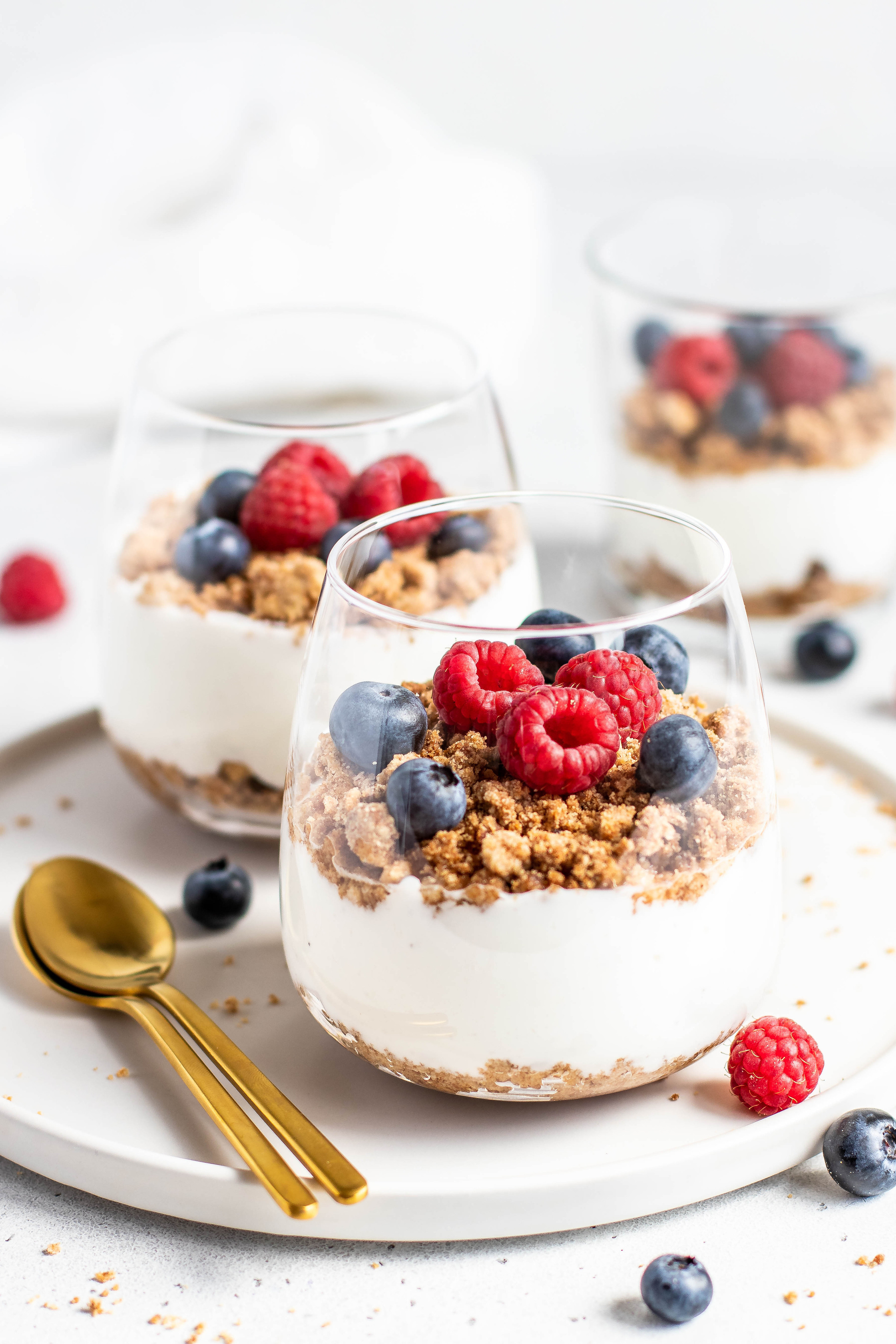 Фуд-съемка Чизкейк в стакане с ягодами