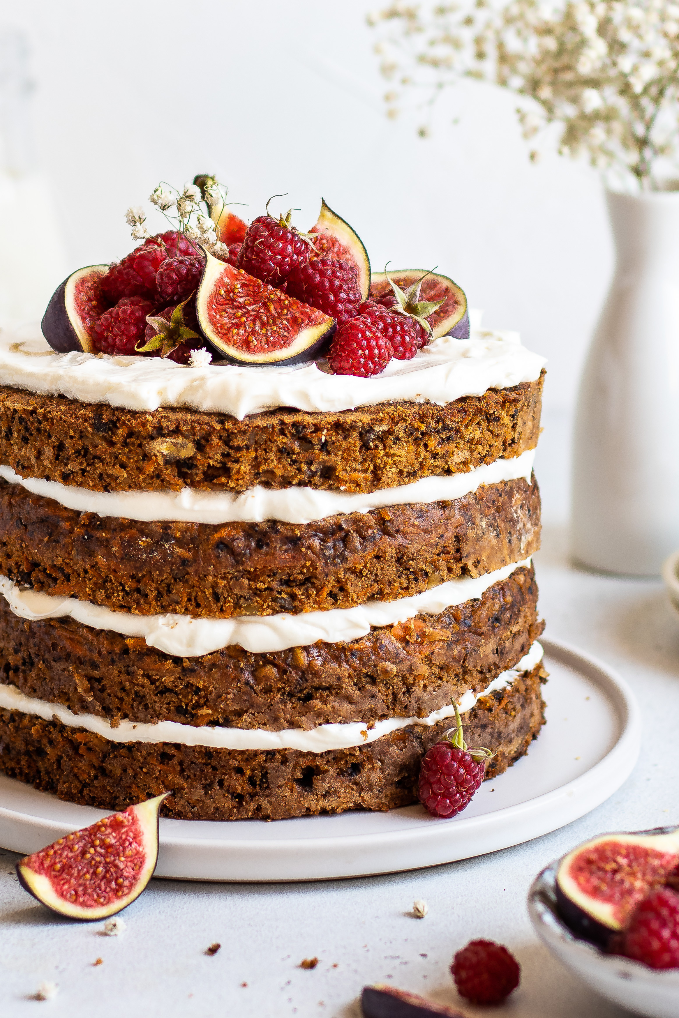 Фуд-съемка Морковный торт с инжиром и малиной