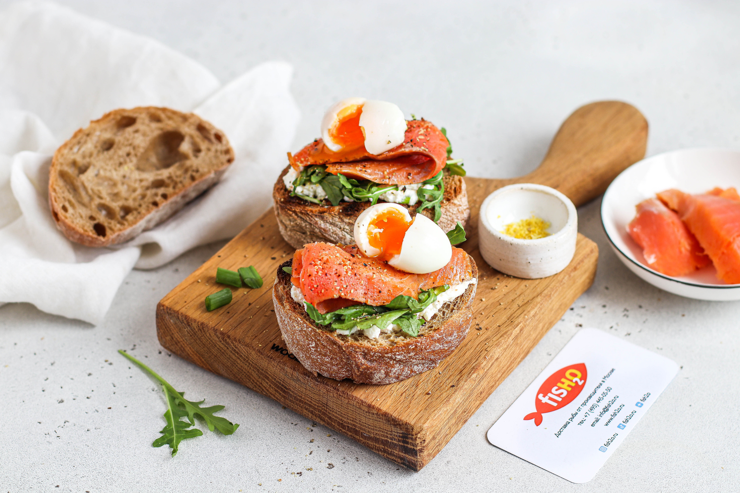 Фуд-съемка брускетт с рыбой