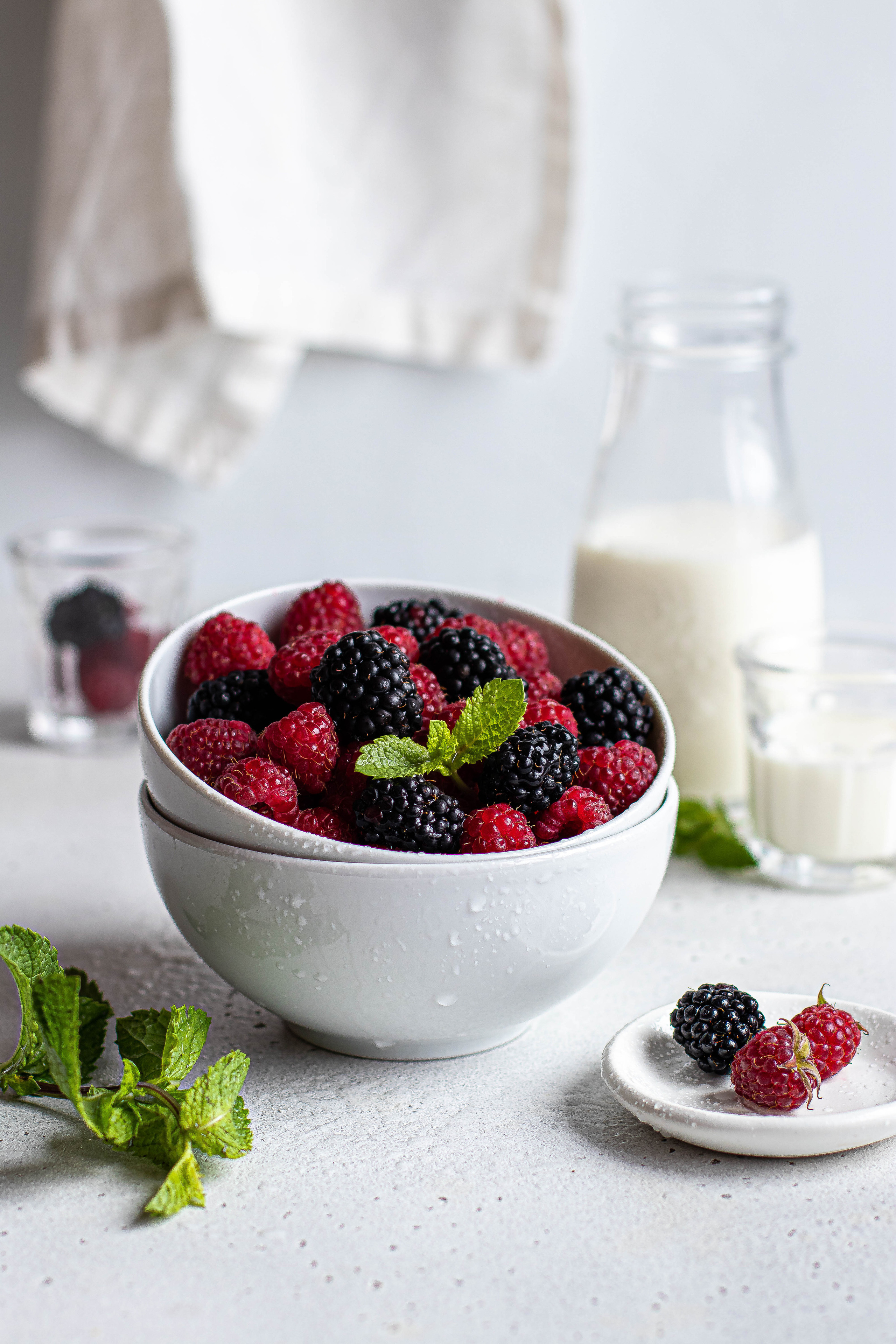 Фуд-съемка Малина и ежевика