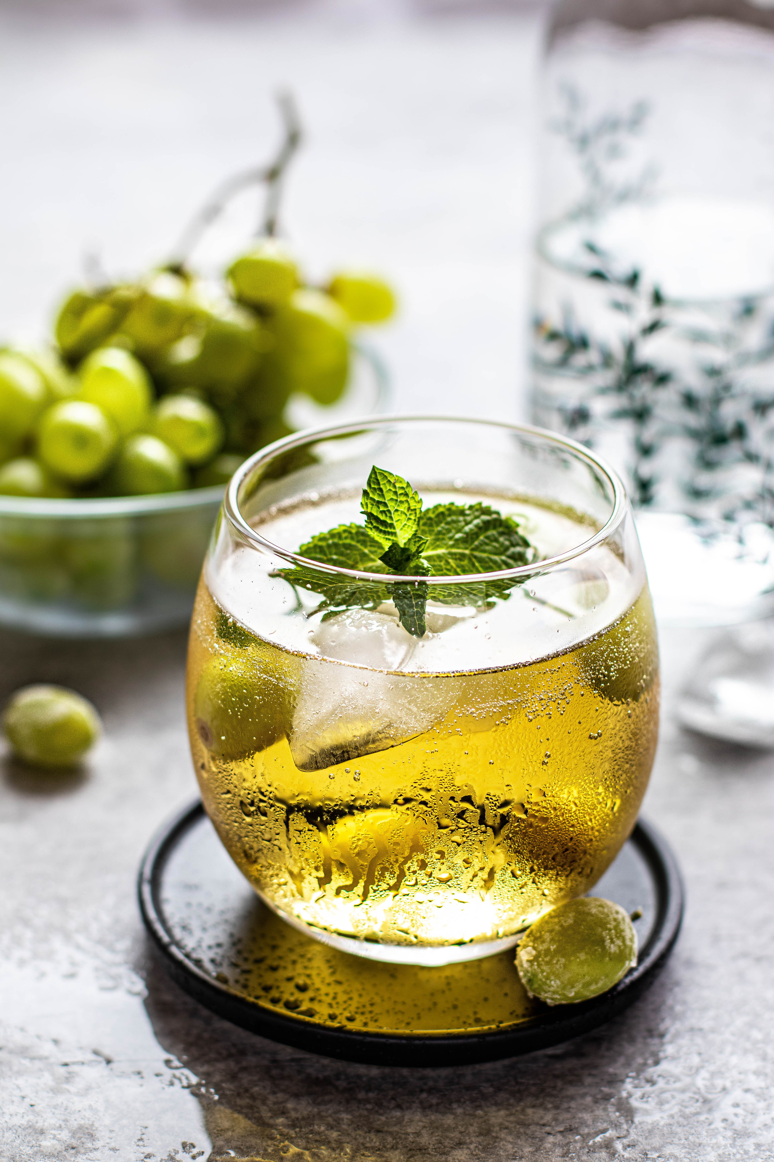 Фуд-съемка Шпритцер с ледяным виноградом