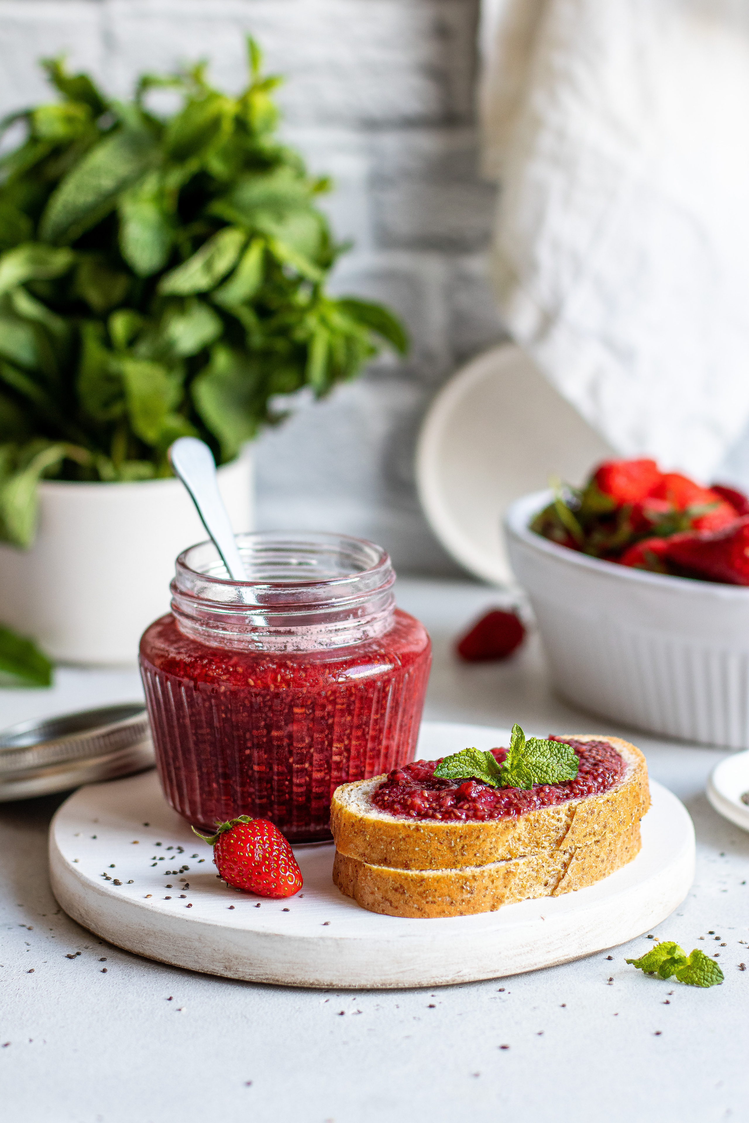 Фуд-съемка Клубничный джем с чиа